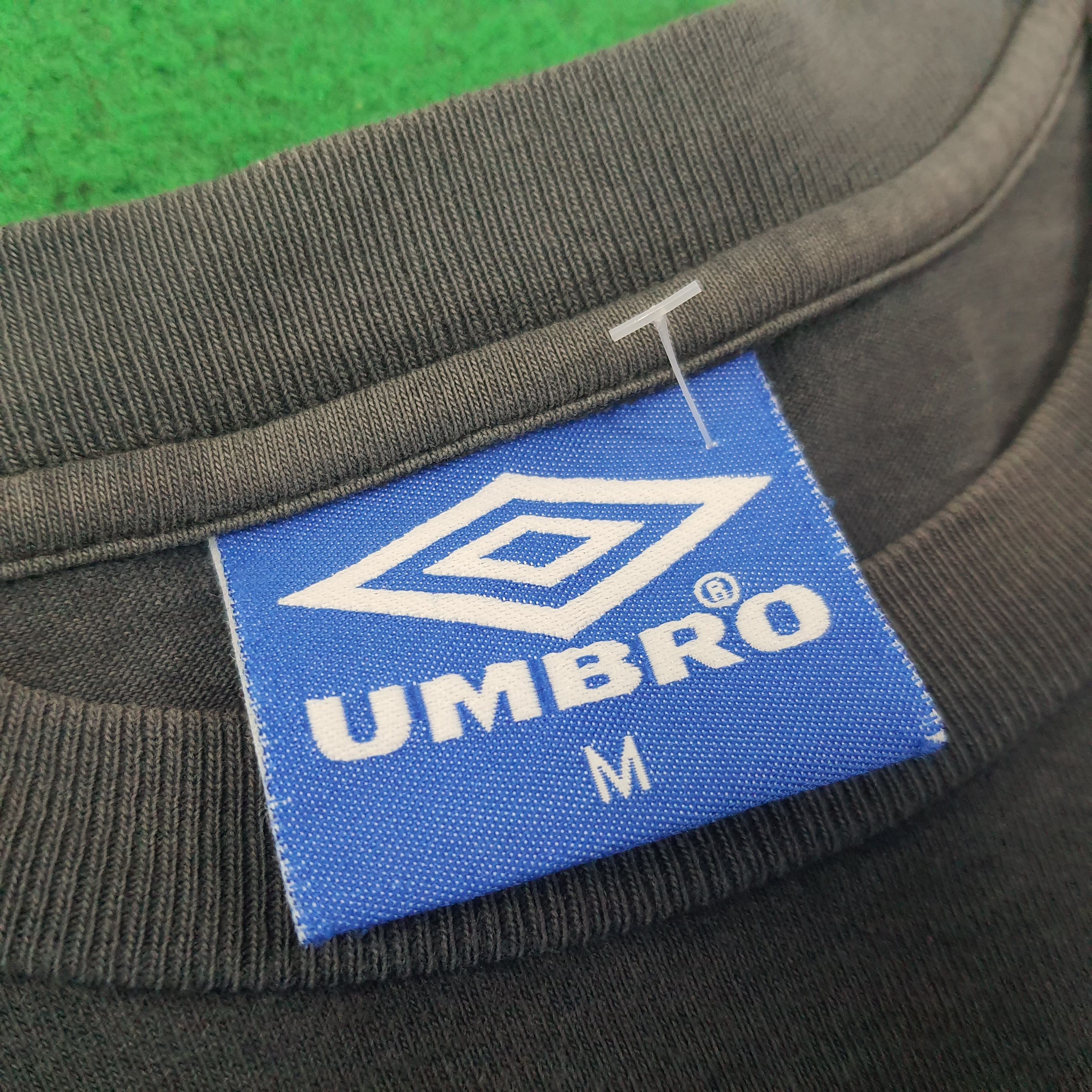 Umbro Vintage Umbro England Alan Shearer Football Tshirt C259N64 Size US L / EU 52-54 / 3 - 5 Thumbnail