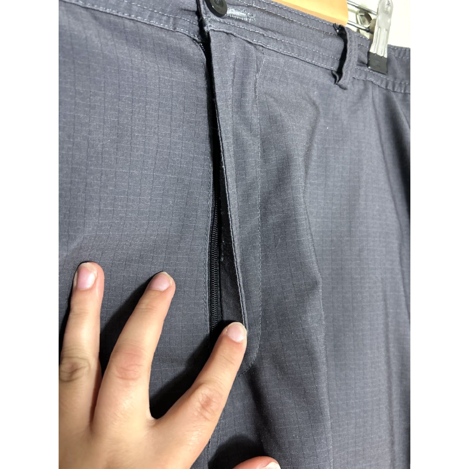 Vintage Bollé Tech Gray Flat Front Performance Shorts Men 40x10 Black/Gray Polyester Spandex Casual Golf Outdoor 10in Inseam Mens Size US 40 / EU 56 - 6 Thumbnail