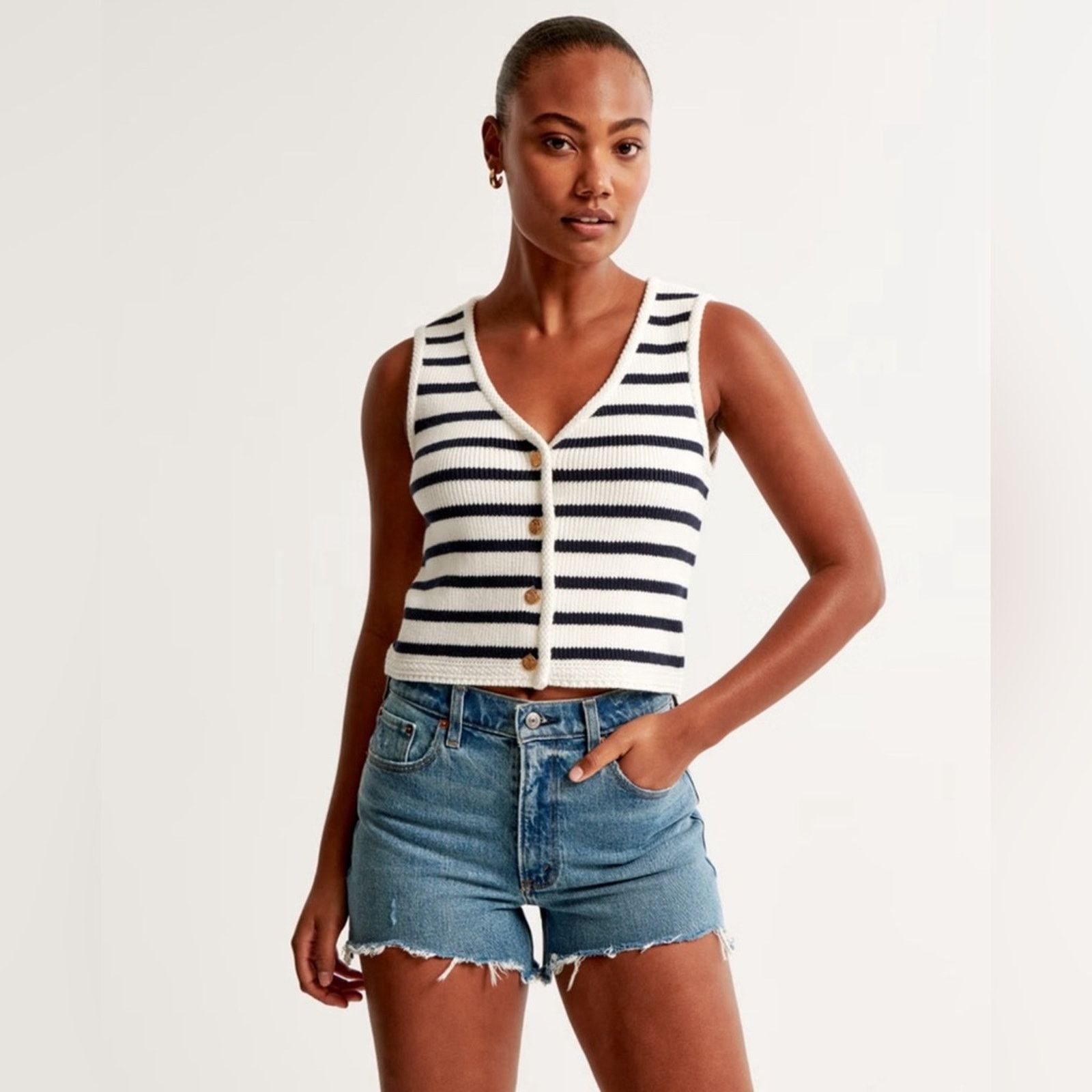 Abercrombie & Fitch Abercrombie & Fitch The Mom Shorts High Rise 4” Jean Shorts Size 37" - 1 Thumbnail