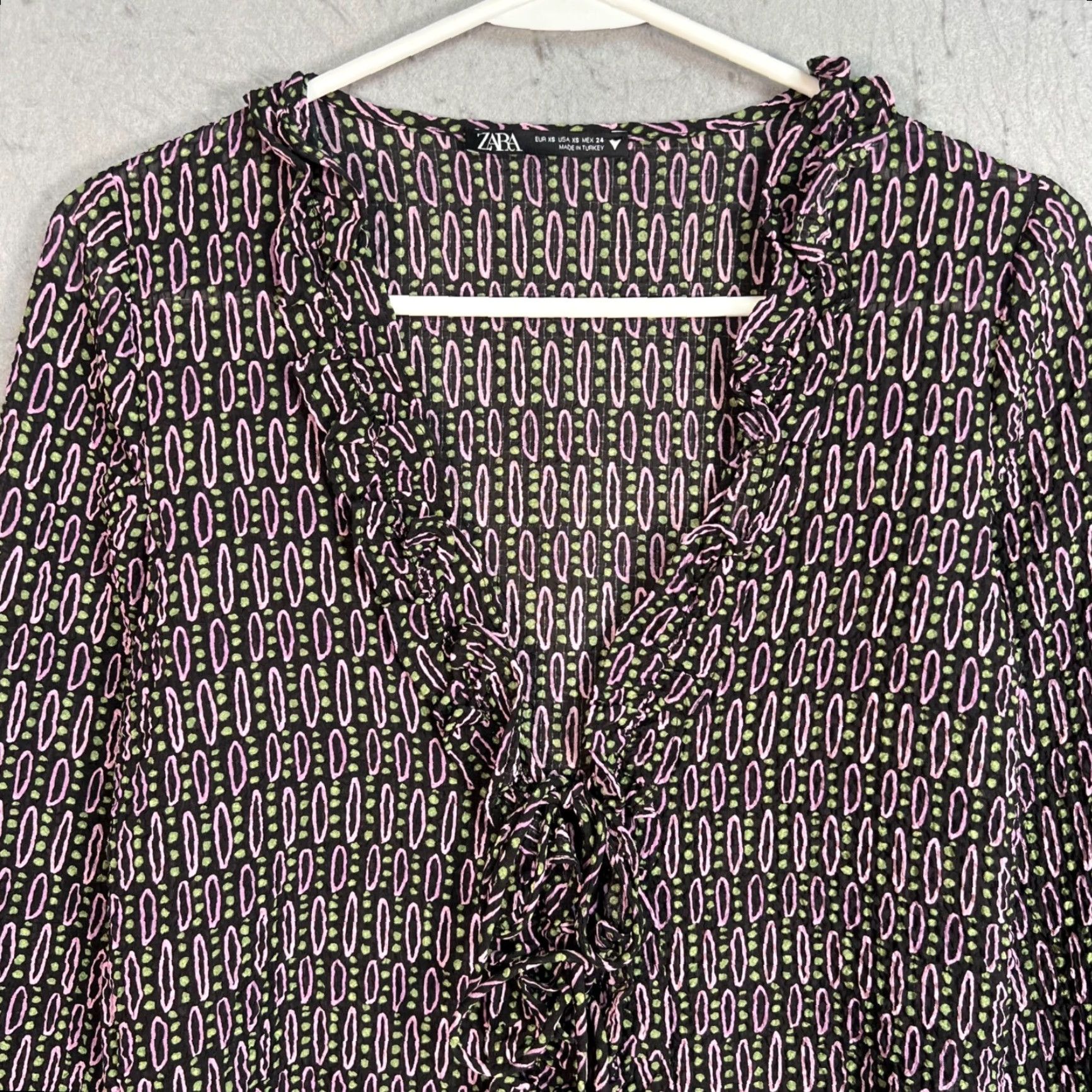 Zara Zara Womens Blouse XS Black Ruffled V-Neck Long Sleeve Pattern Size XS / US 0-2 / IT 36-38 - 5 Thumbnail