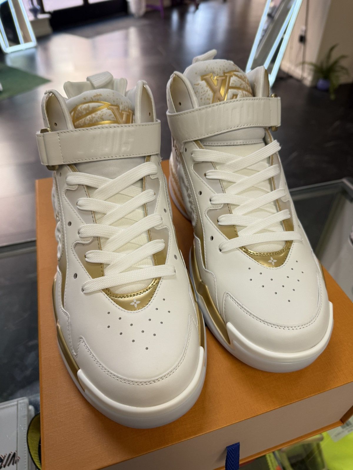 Louis Vuitton Louis Vuitton Trainer 2 White Gold Size US 9 / EU 42 - 2 Thumbnail