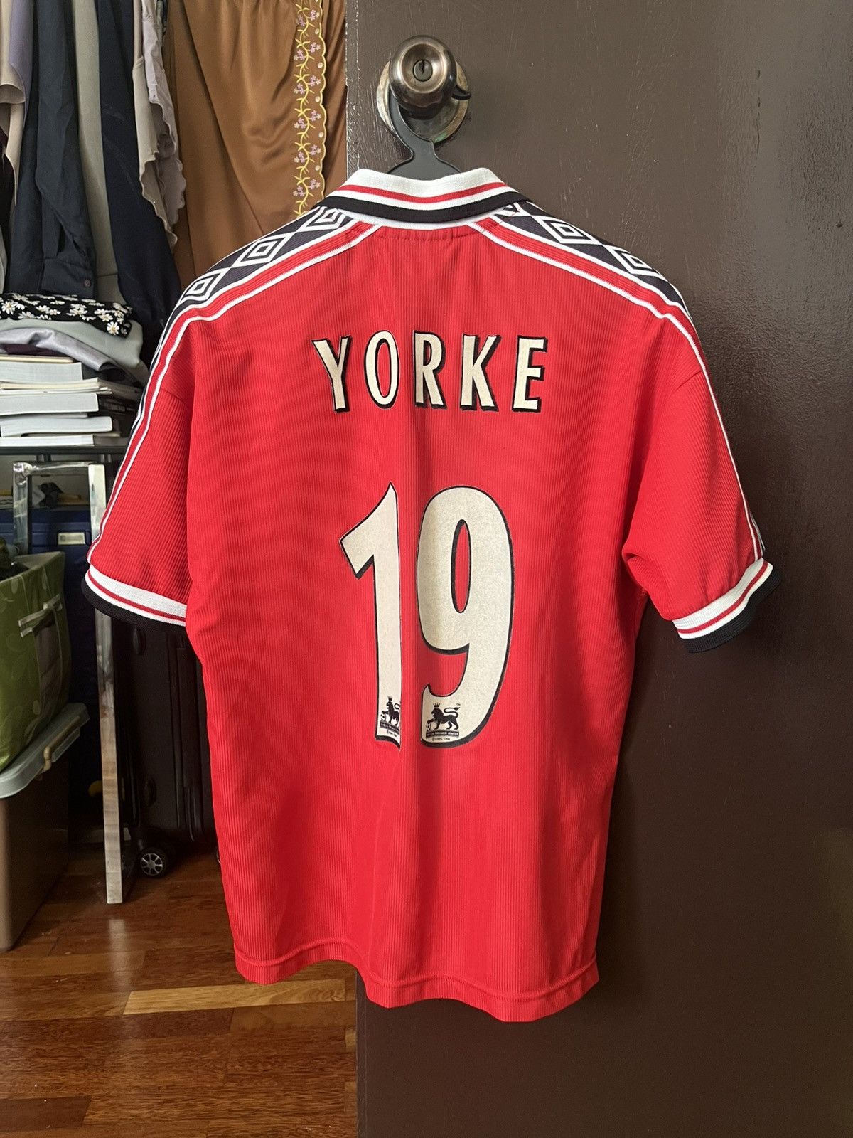 Umbro MAN UTD 1998/99 | YORKE 19 Size US S / EU 44-46 / 1 - 2 Thumbnail