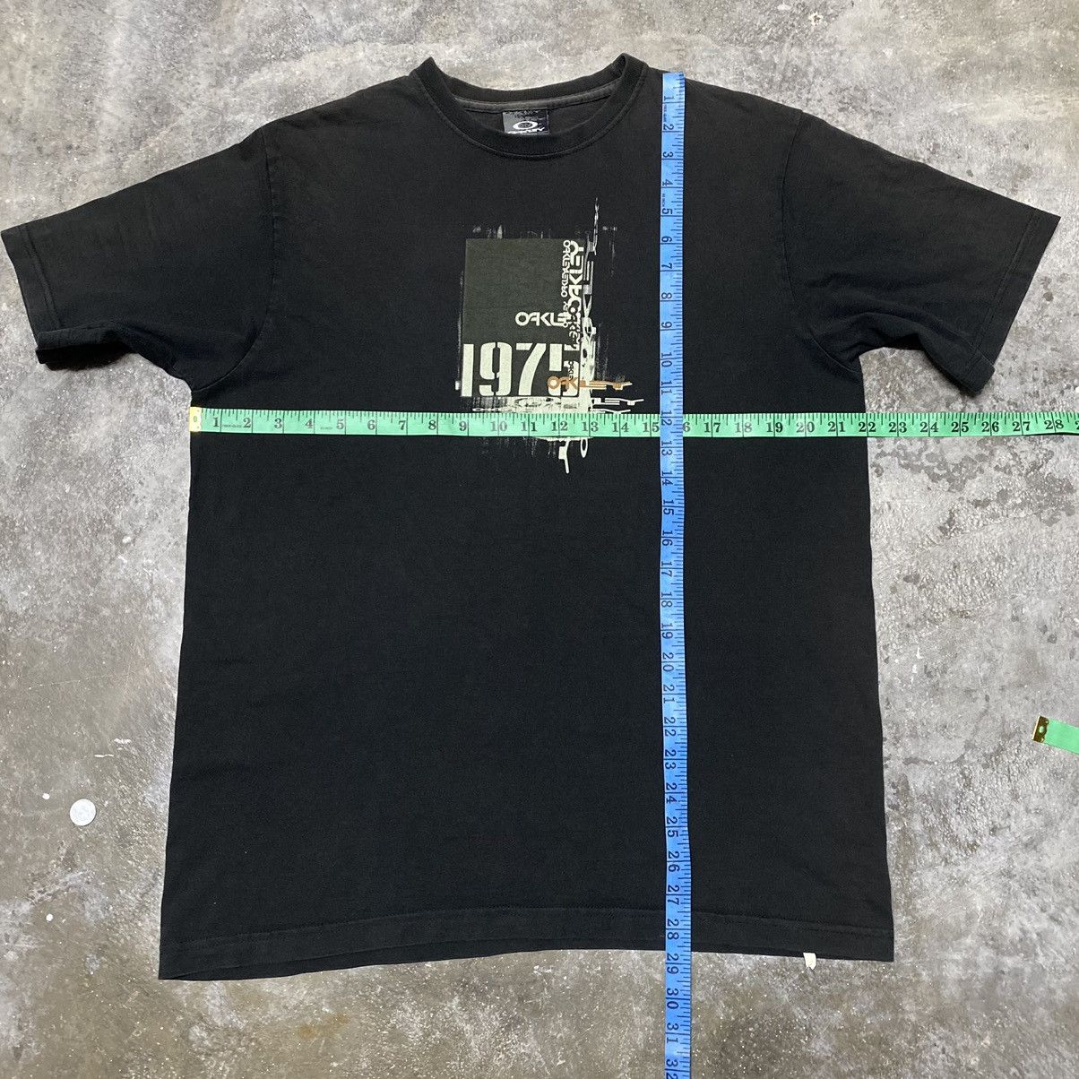 Oakley Vintage Oakley 1975 Center Print Streetwear T Shirt Size US XL / EU 56 / 4 - 10 Thumbnail