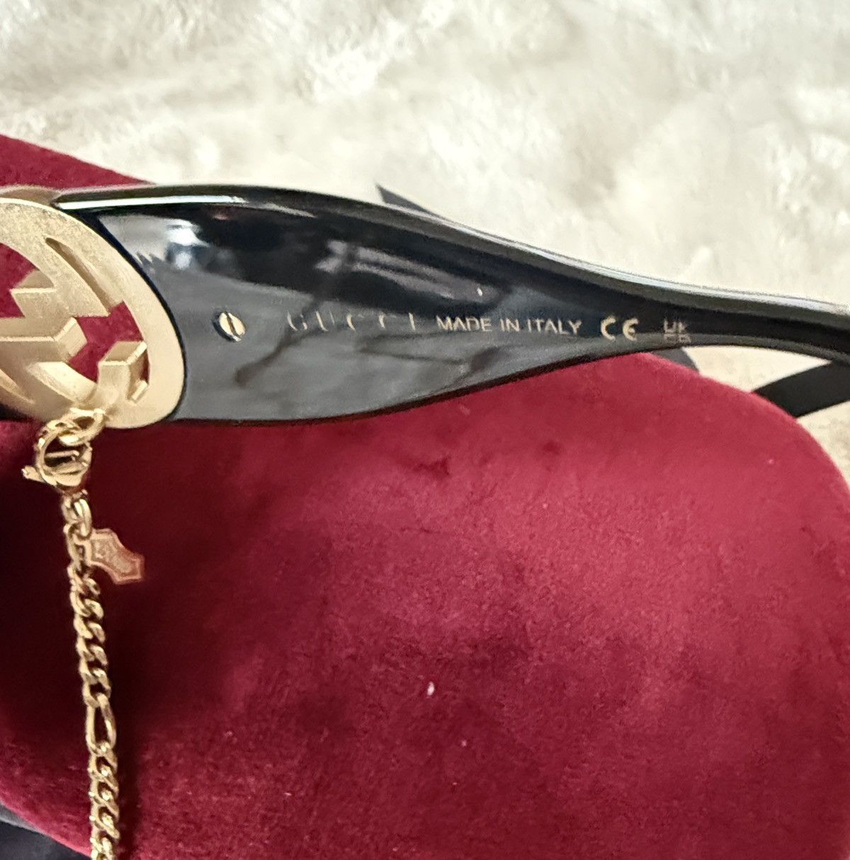 Gucci Gucci Black Sunglasses with Gold Chain Accent Size ONE SIZE - 4 Thumbnail