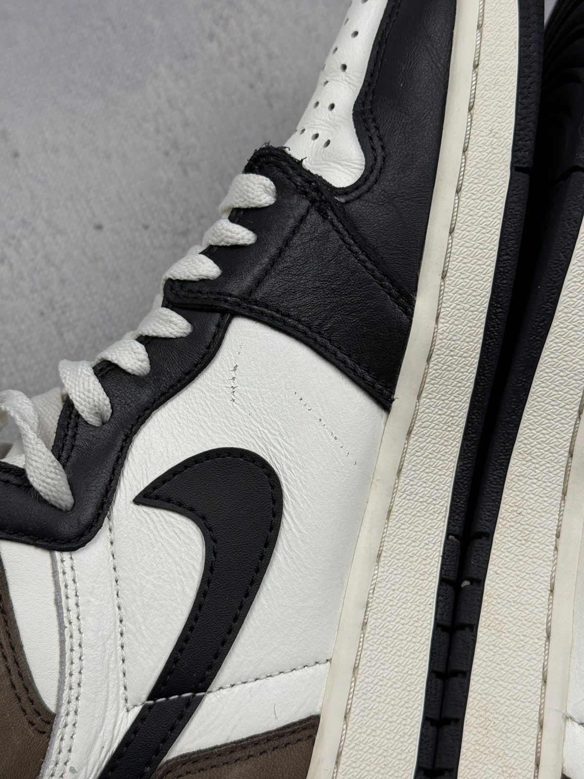 Jordan Brand Air Jordan 1 Retro High OG Dark Mocha Black White 2020 Men’s Size US 9.5 / EU 42-43 - 8 Thumbnail