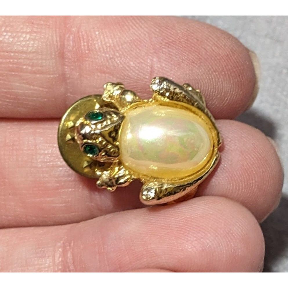 Other Vintage Gold Tone Faux Pearl Frog Lapel Pin Size ONE SIZE - 7 Thumbnail
