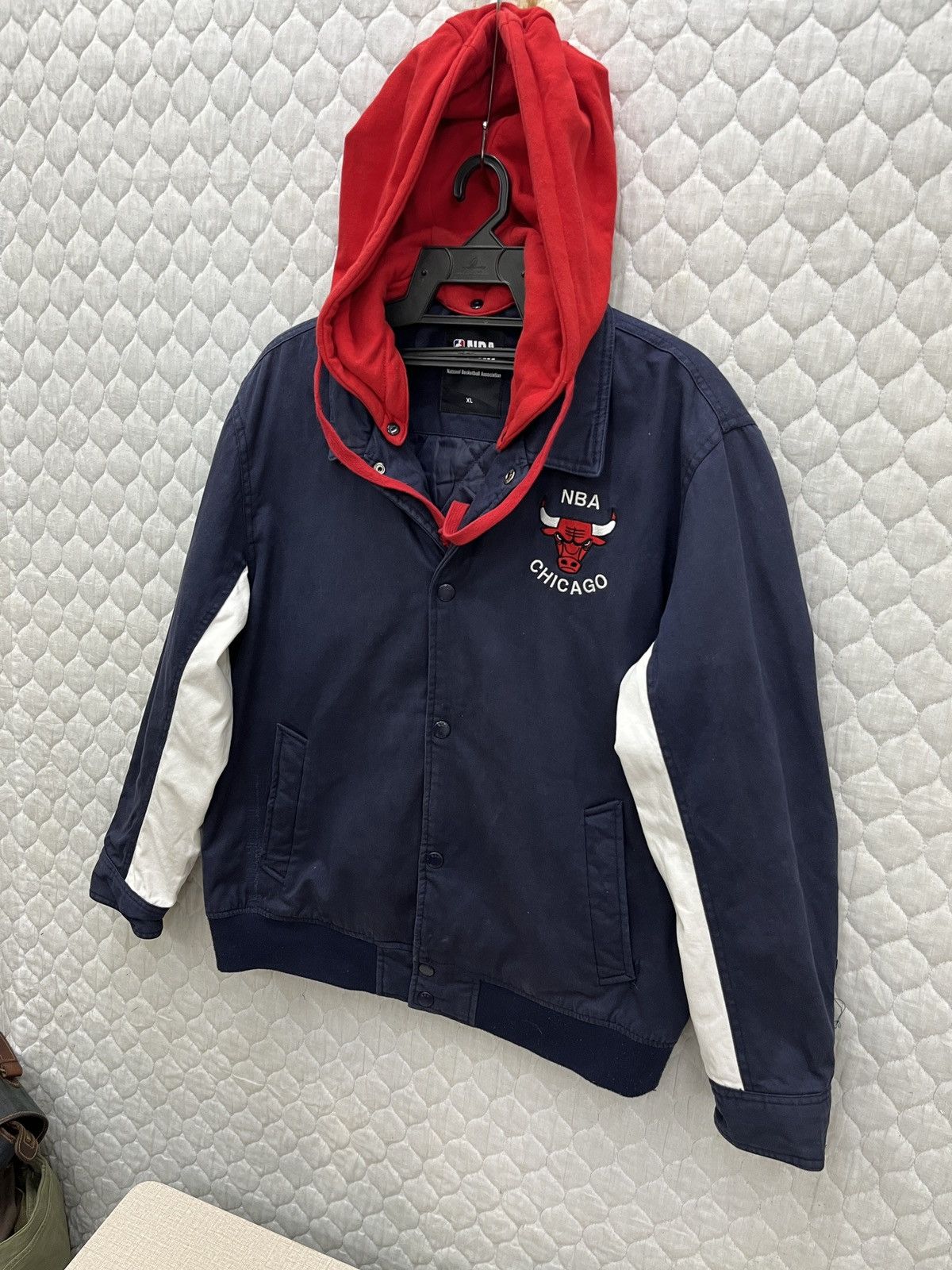 NBA 🔥🔥🔥STEALS CHICAGO BULLS DETACHABLE HOODIE JACKET Size US M / EU 48-50 / 2 - 4 Thumbnail