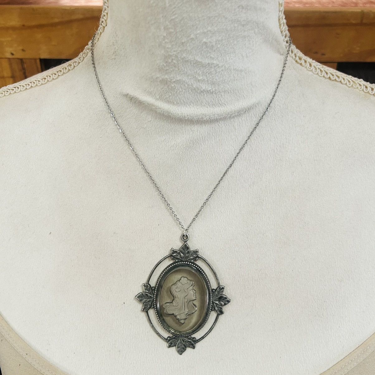 Vintage Vintage intaglio glass cameo on chain necklace Size ONE SIZE - 3 Thumbnail