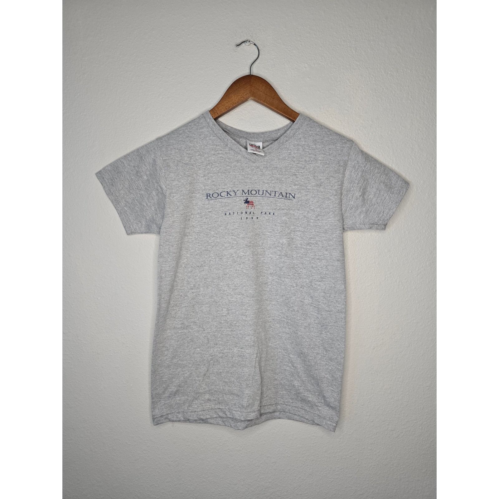 Vintage Vintage Ski Shirt Small Rocky National Park Gray Vneck Tee Size S / US 4 / IT 40 - 1 Thumbnail