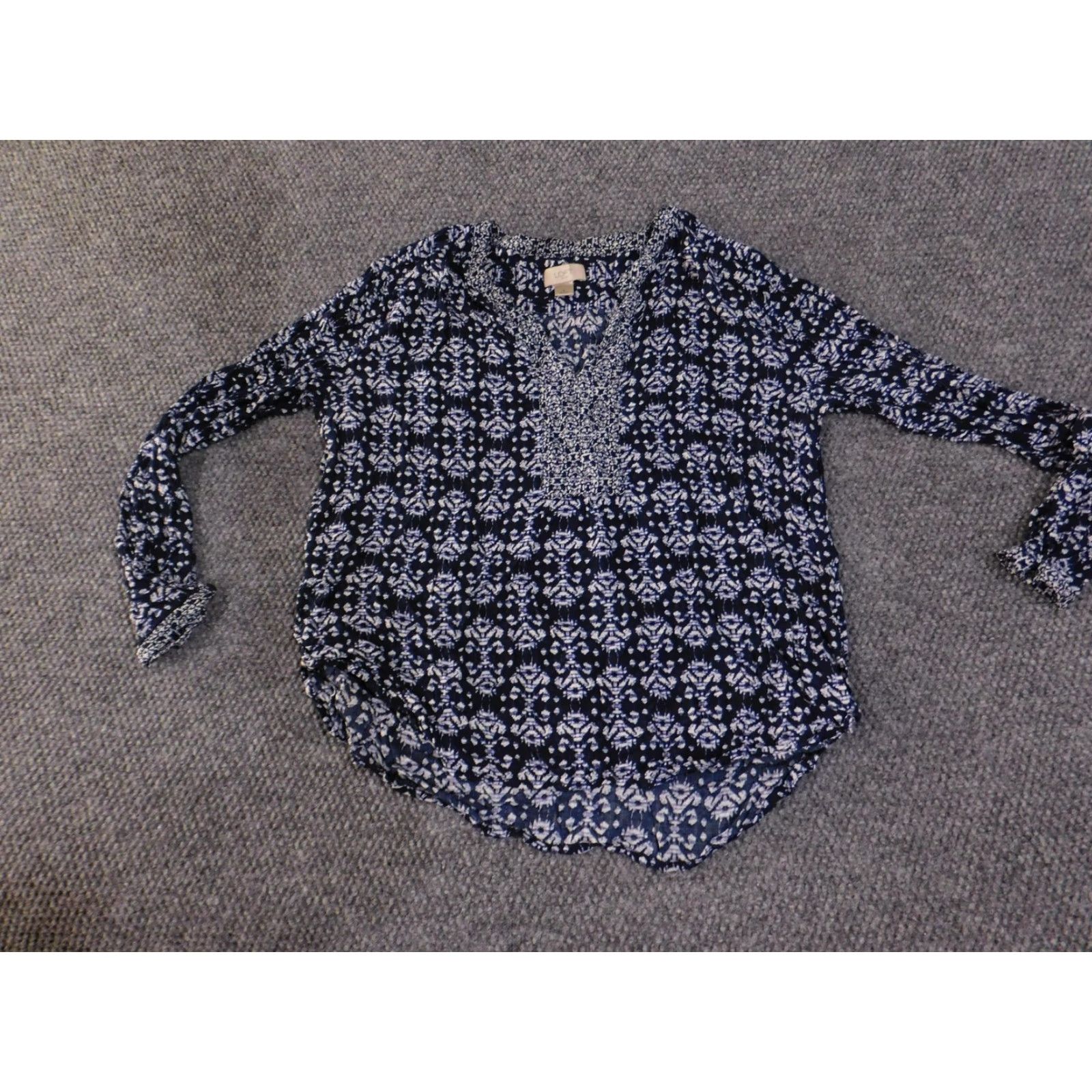 Loft LOFT Outlet Blouse Womens Large Navy Blue Ikat Print Split V-Neck Long Sleeve Blouse Womens L Navy Ikat Print V-Neck Long Sleeve Size L / US 10 / IT 46 - 2 Thumbnail