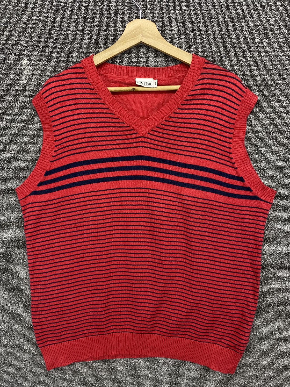 Adidas Vintage Adidas Stripes Red Tank Top Vest Size US M / EU 48-50 / 2 - 1 Thumbnail