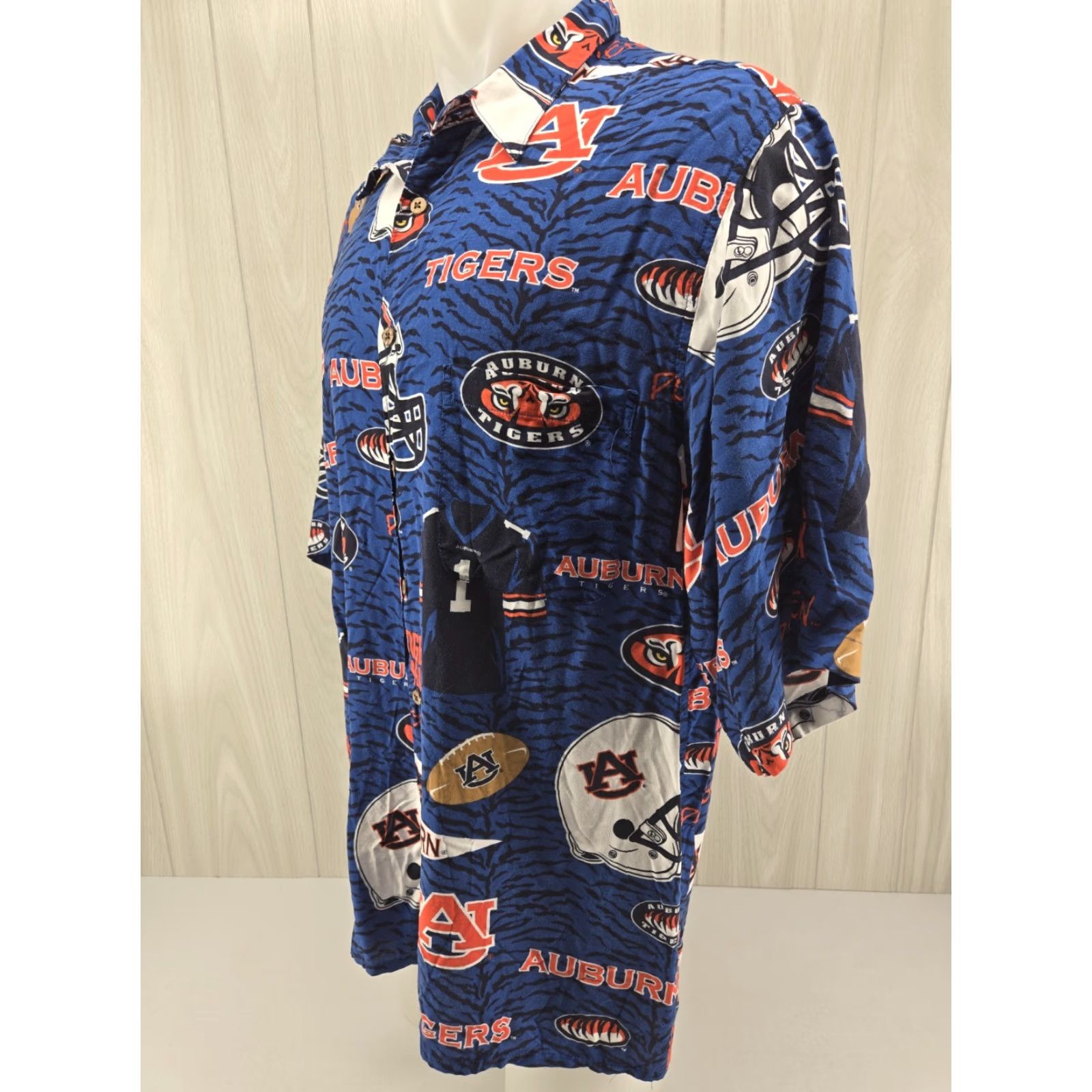 Reyn Spooner VINTAGE Reyn Spooner Auburn Tigers Shirt 2XL Blue Hawaiian Camp Vacation Football Men Short Sleeve Button-Up Collared Rayon Size US XXL / EU 58 / 5 - 3 Thumbnail