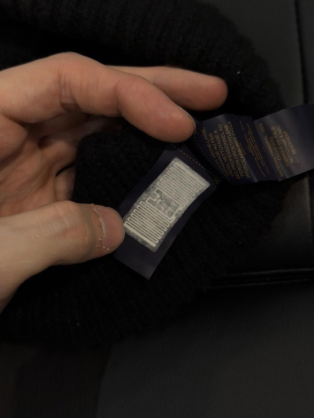 Louis Vuitton Louis Vuitton Black Men's Solid Knit Beanie Hat Gold LV $595 Size ONE SIZE - 11 Thumbnail