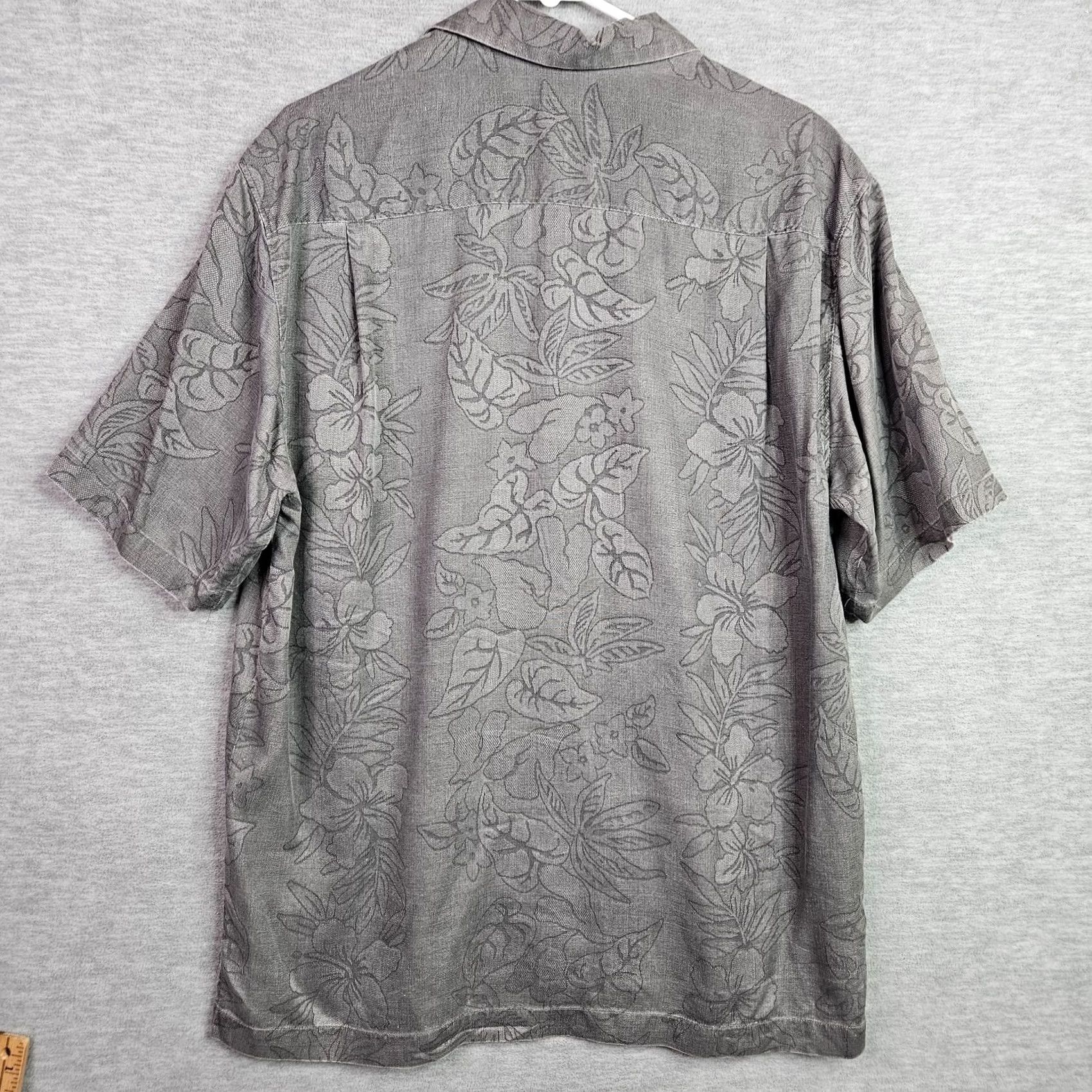 Tommy Bahama Tommy Bahama Silk Shirt Men's M Gray Floral Hawaiian Camp Shirt Button-Up Short Sleeve Urban Vintage? Size US M / EU 48-50 / 2 - 2 Thumbnail