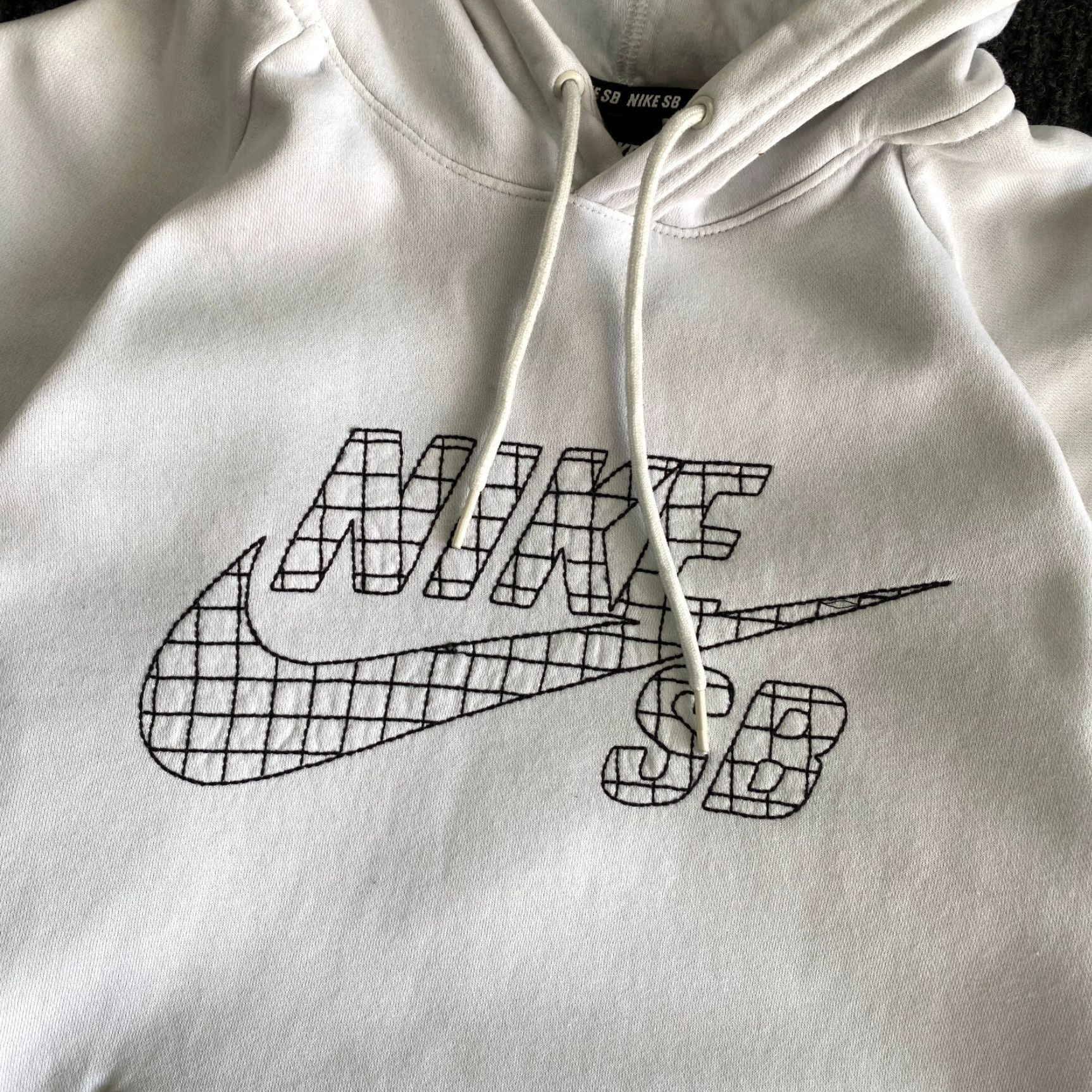 Nike VINTAGE Nike SB Hoodie Sweatshirt Skateboarding White Small Stitched Logo Sweater Size US S / EU 44-46 / 1 - 2 Thumbnail
