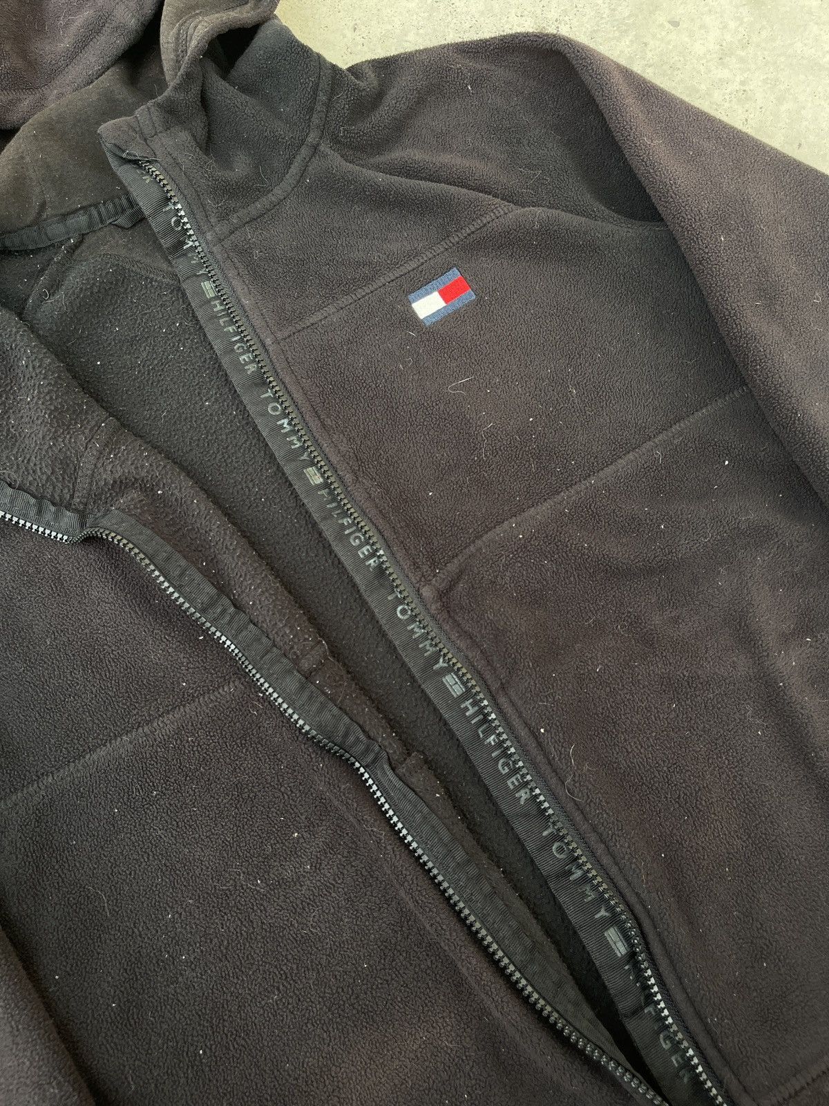 Tommy Hilfiger × Vintage Vintage Faded Black Tommy Hilfiger Zip Up Fleece Size US M / EU 48-50 / 2 - 9 Thumbnail