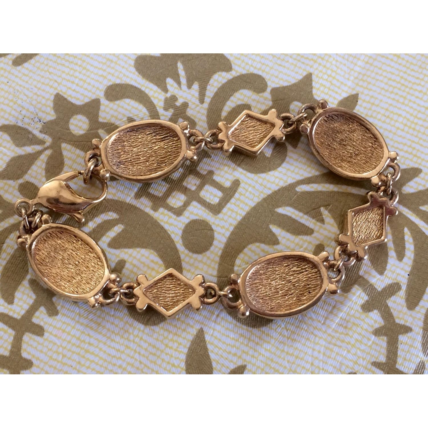Burberry Vintage Burberrys golden gorgeous bracelet with oval charms Size ONE SIZE - 4 Thumbnail