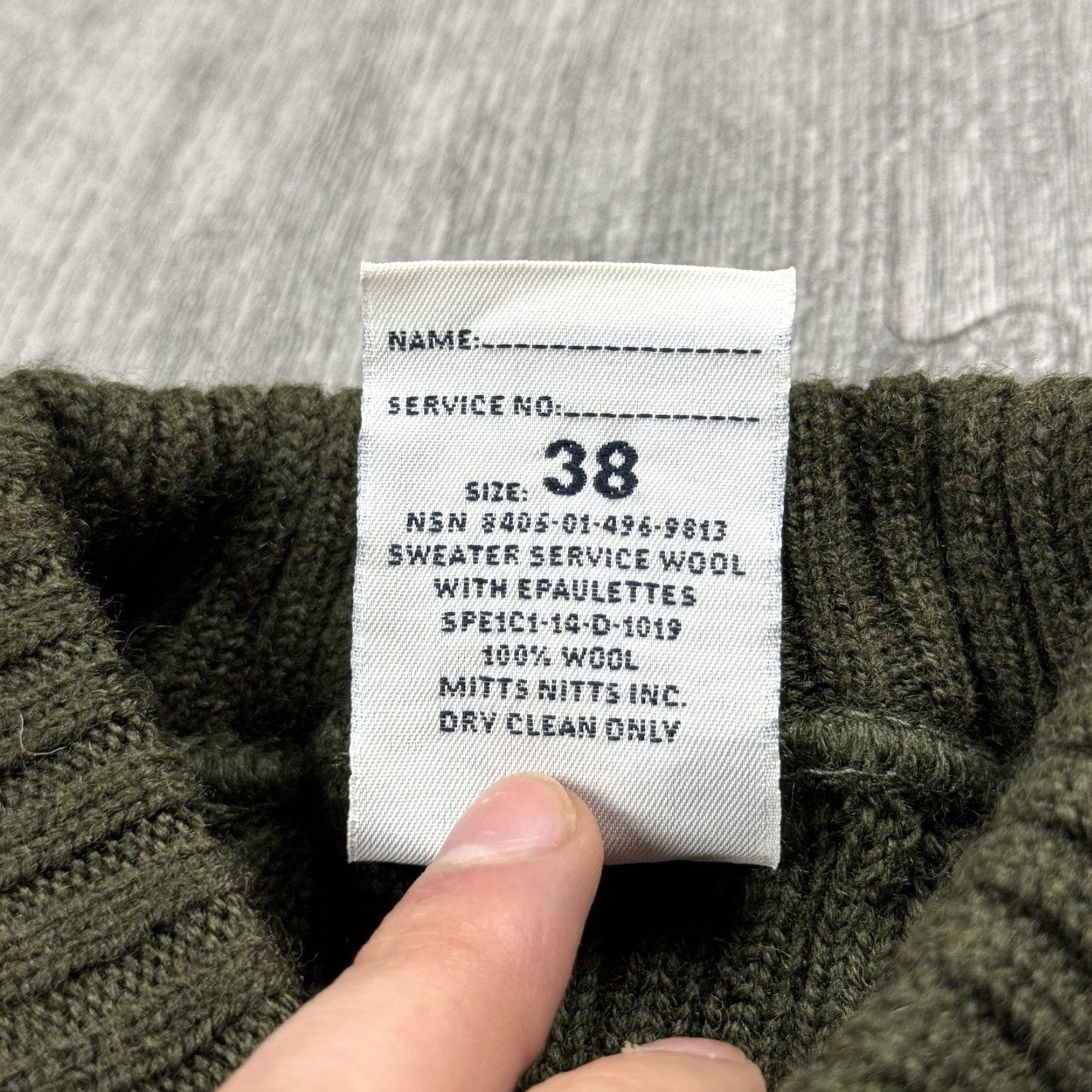 Olive VINTAGE DSCP US Military Crewneck Sweater Olive Green 38 Mens Wool Cable-Knit Epaulettes Patches Army Outdoor N/A Size US M / EU 48-50 / 2 - 4 Thumbnail