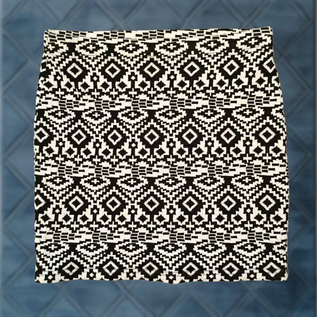 Forever 21 FOREVER 21 Skirt Short Women M Black Geometric Pull On Unlined Pencil Middle Length Casual Straight & Pencil Size 32" / US 10 / IT 46 - 1 Thumbnail
