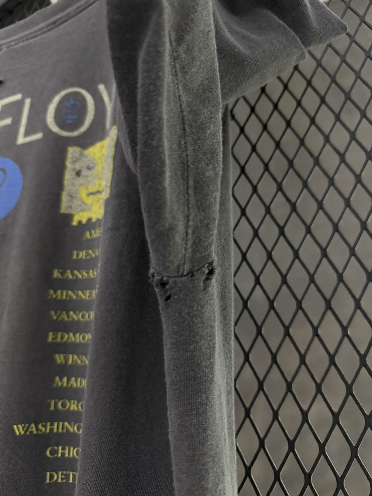 Band Tees × Pink Floyd × Vintage Vintage 1994 Pink Floyd Division Bell Distressed and Faded Size US XL / EU 56 / 4 - 6 Thumbnail