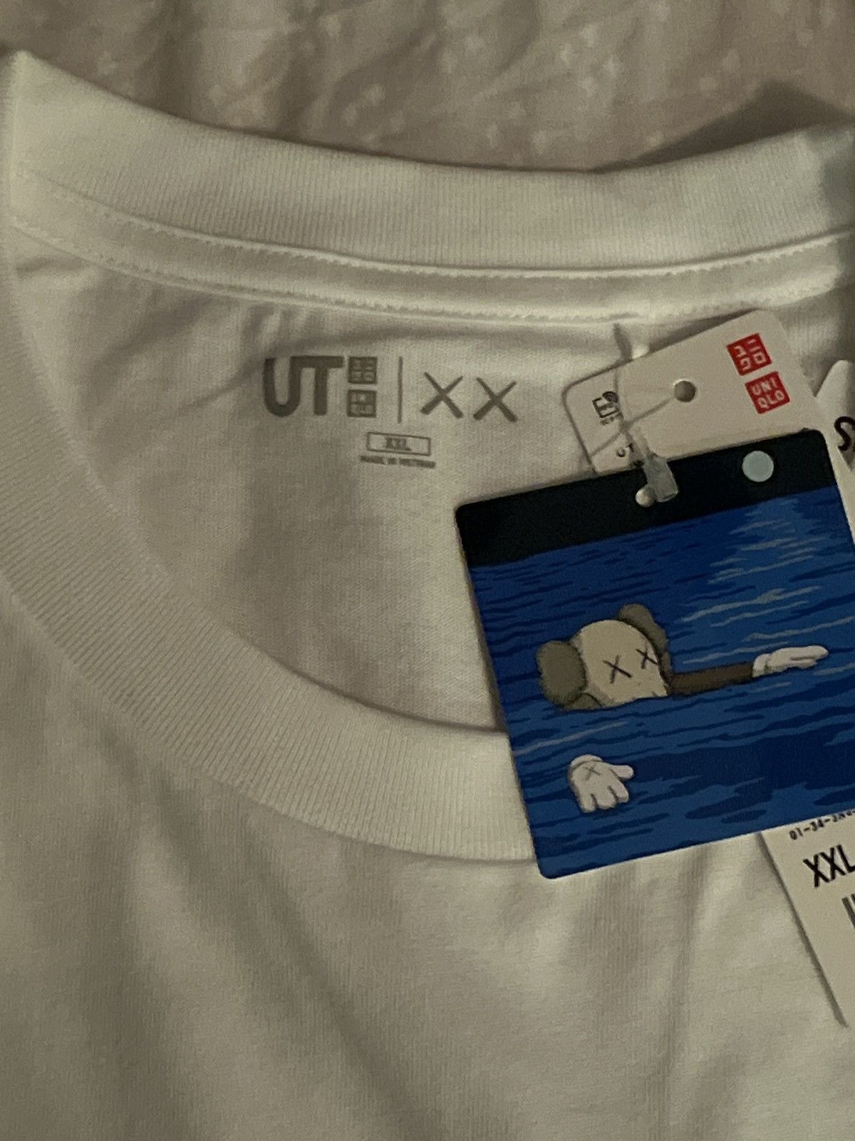 Kaws × Uniqlo UT Artbook Cover T-Shirt Size US XXL / EU 58 / 5 - 4 Thumbnail