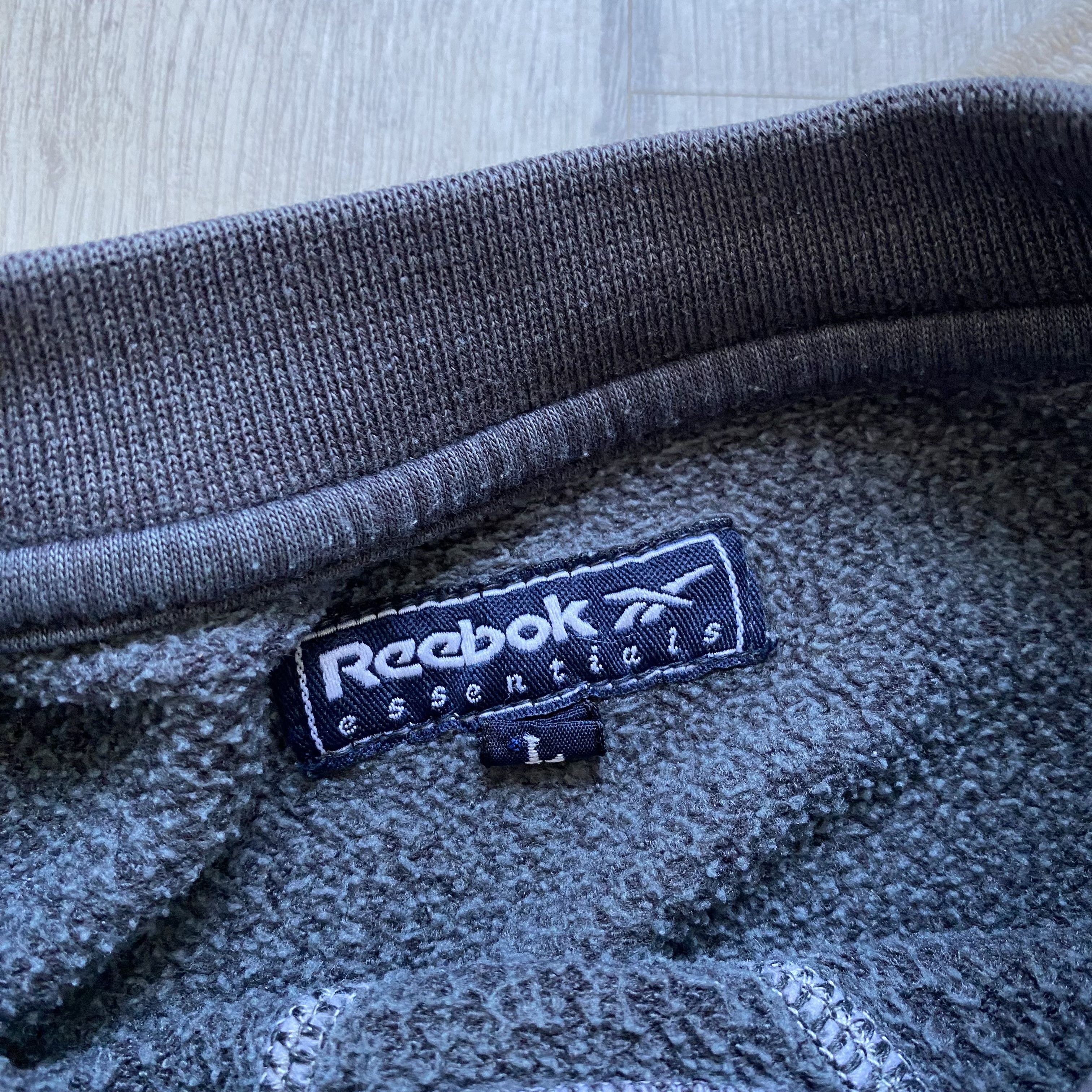 Reebok Trashed Vintage 90s Reebok essential sweatshirts center logo Size US L / EU 52-54 / 3 - 7 Thumbnail
