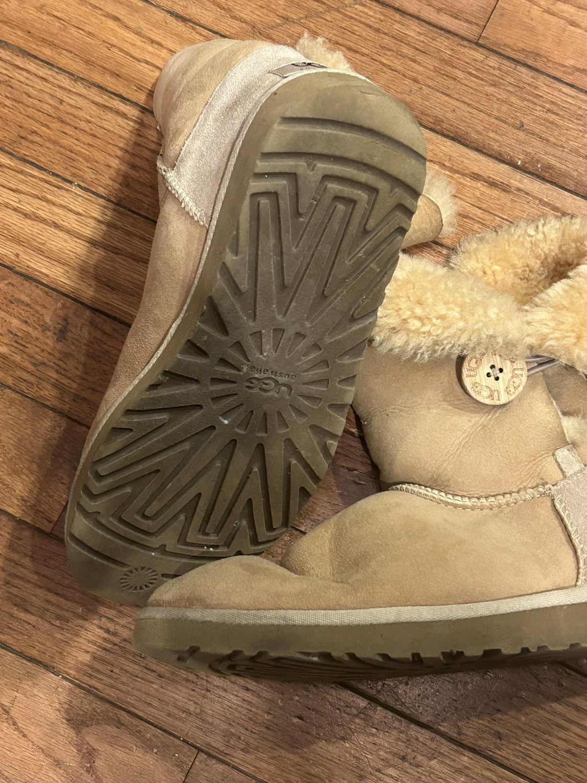 Ugg UGG Women's Bailey Button Size US 7 / IT 37 - 6 Thumbnail