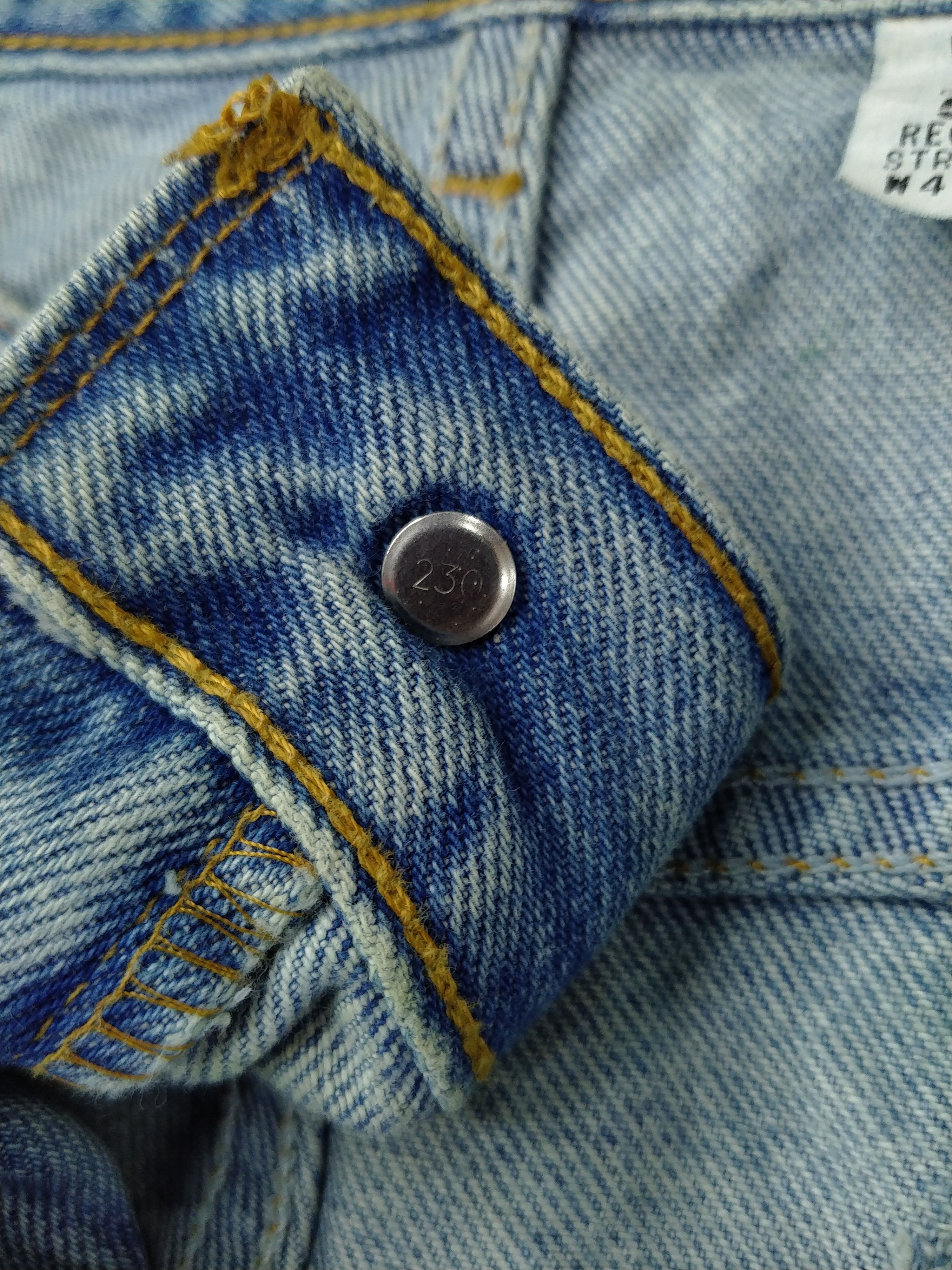 Levi's Vintage Levi's 505 Regular Fit Light Wash Denim 39x30 JN550 Size US 39 - 6 Thumbnail
