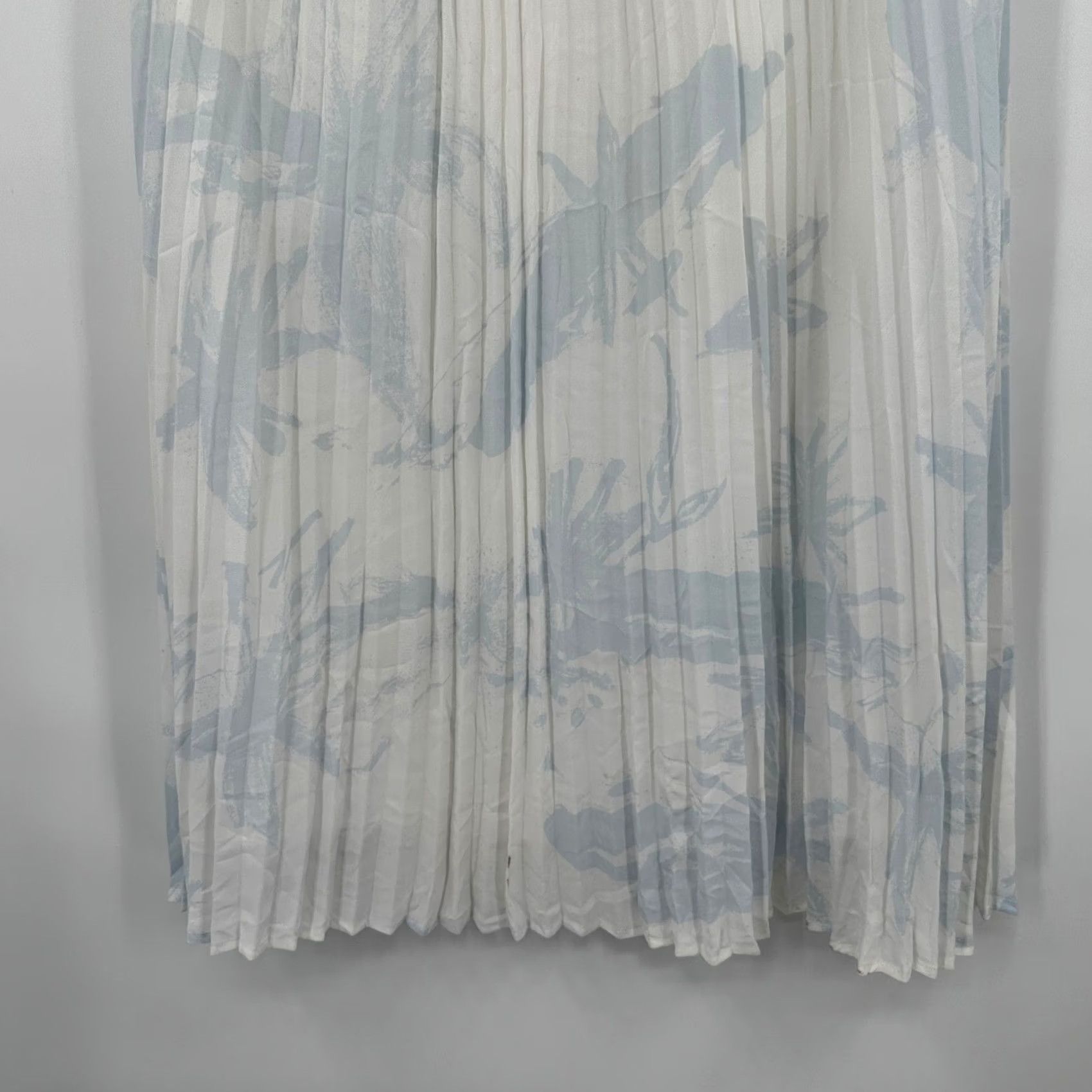 Vintage Babaton Skirt Midi White Blue Abstract Floral Elastic Waist Pleated Lightweight Chiffon Casual Womens S Size 28" / US 6 / IT 42 - 3 Thumbnail