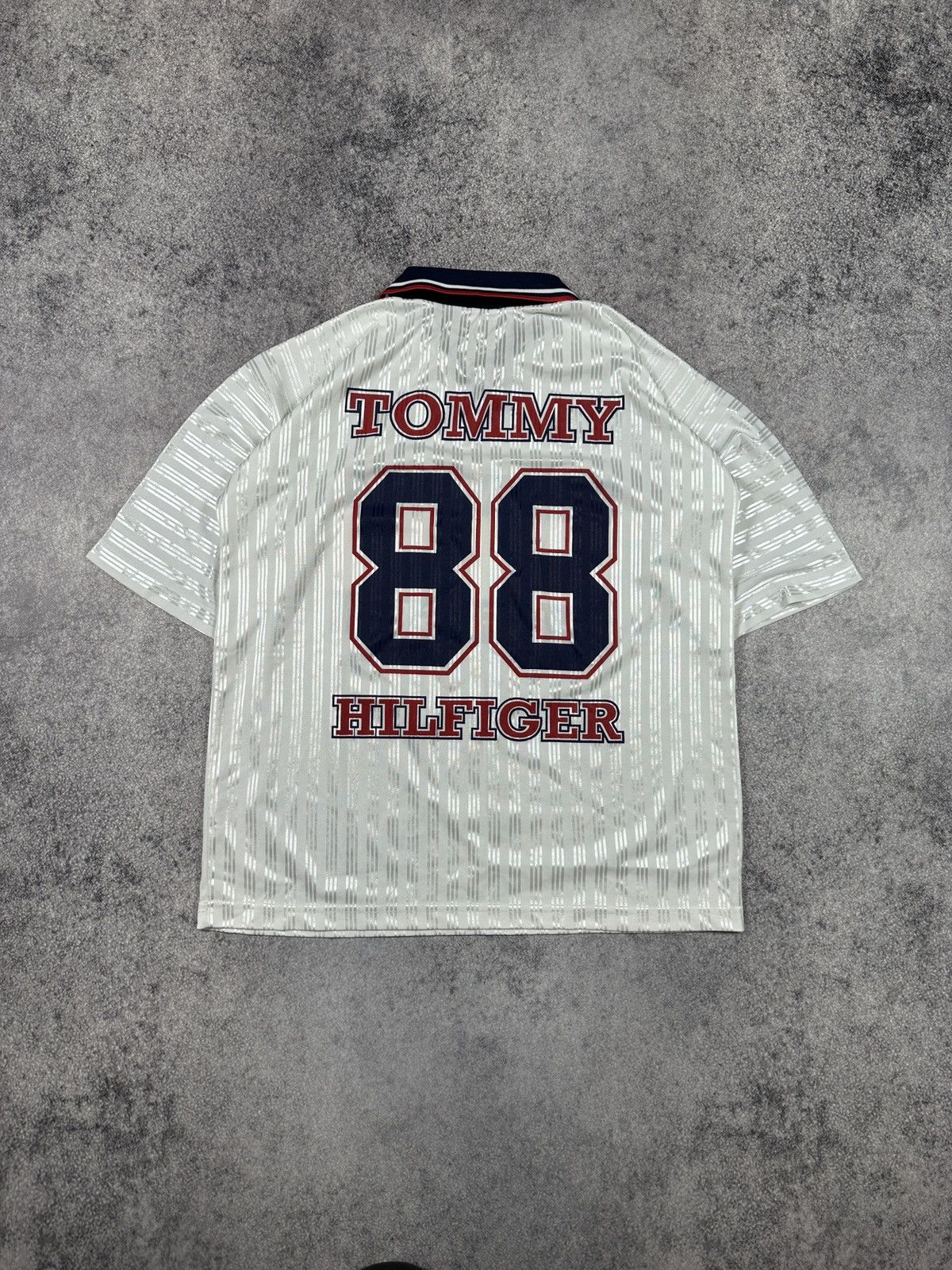 Tommy Hilfiger Vintage Tommy Hilfiger Big Logo T-shirt Streetwear Rare XL Size US XL / EU 56 / 4 - 4 Thumbnail