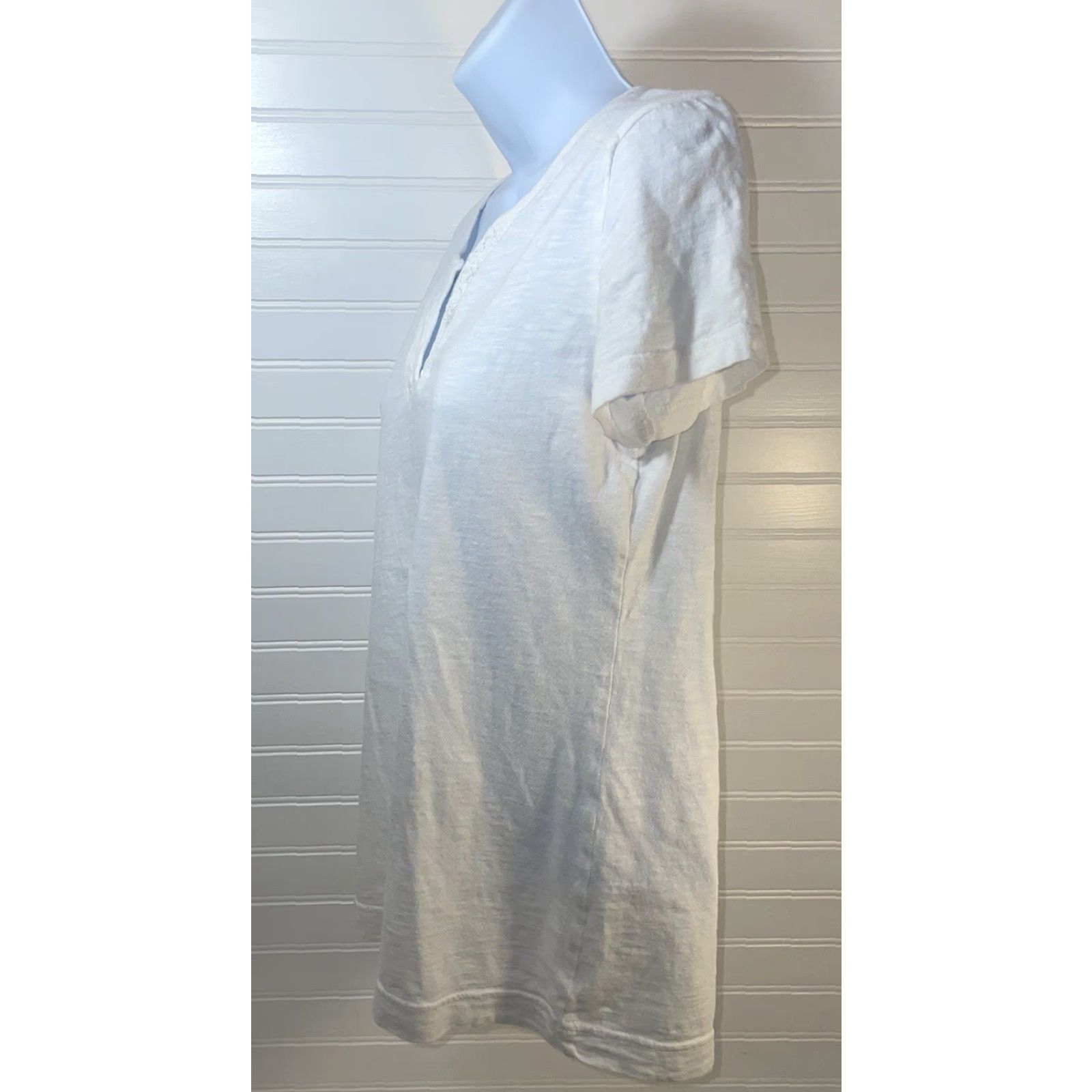 Eddie Bauer Eddie Bauer Blouse Shirt Women XS White Short Sleeve Lace V Neck Solid Pattern Regular Fit Size XS / US 0-2 / IT 36-38 - 3 Thumbnail