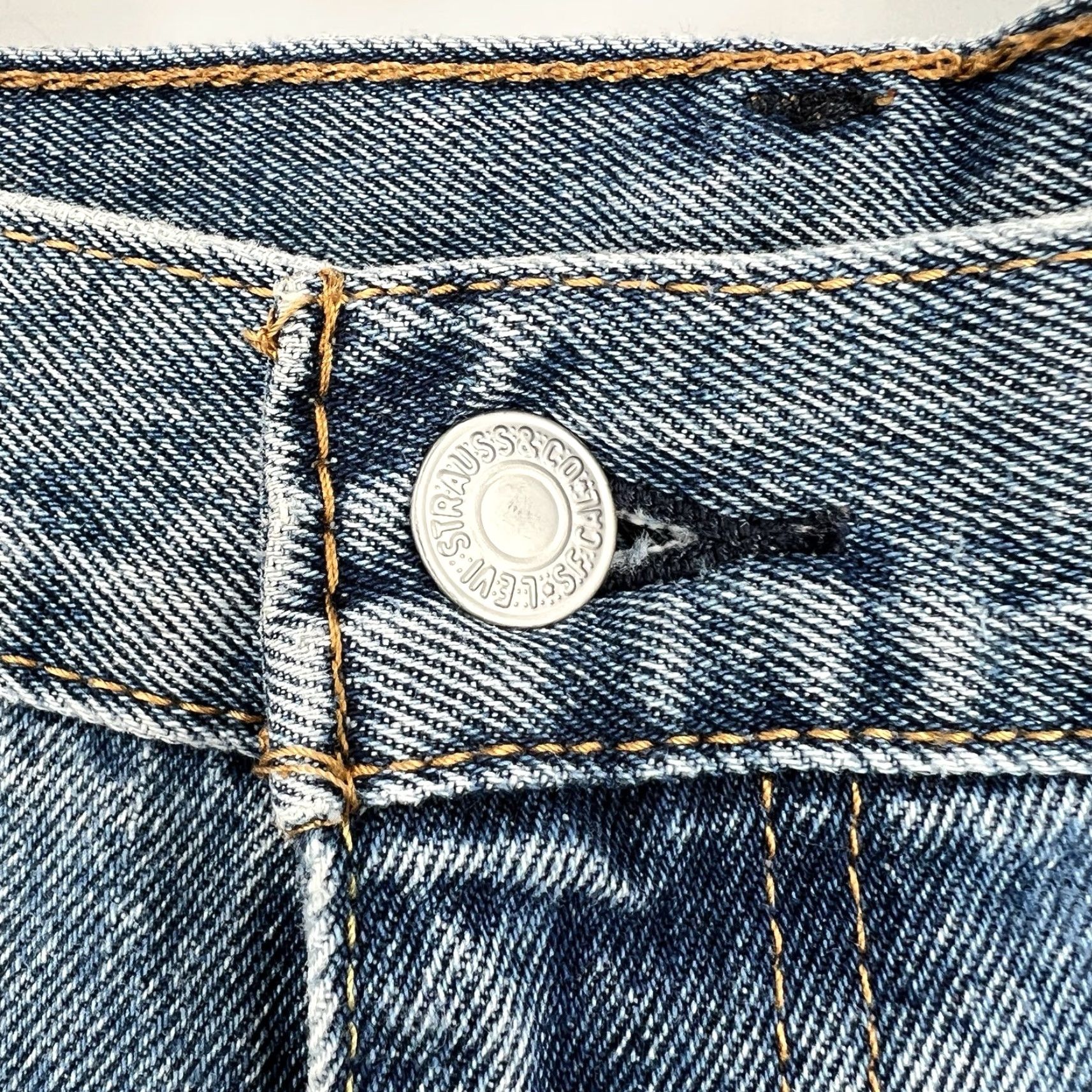 Levi's VINTAGE Levi's 550 Jeans Mens 40x30 Blue Light Wash Relaxed Fit Tapered 5-Pocket Denim Cotton Zip Closure Mens Size US 40 / EU 56 - 2 Thumbnail