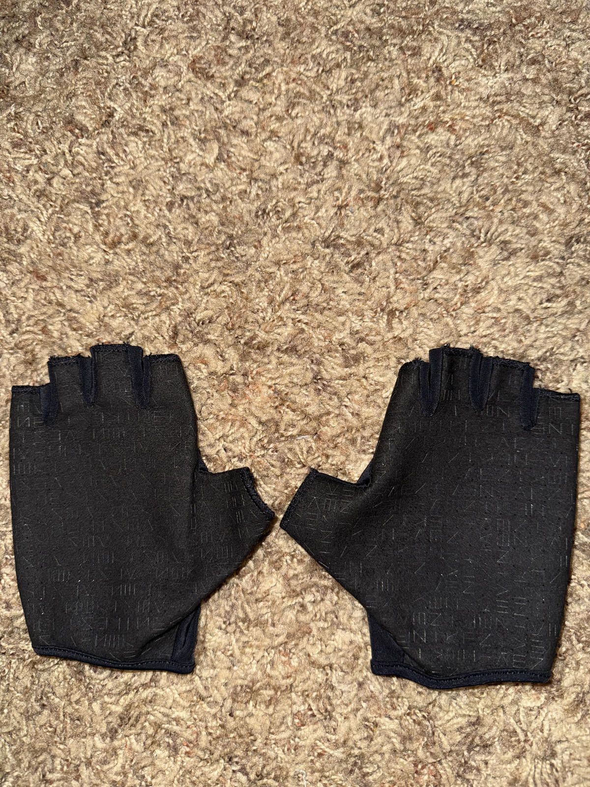 Nike Nike Women’s Studio Fitness Black Training Gloves Sample Size ONE SIZE - 3 Thumbnail