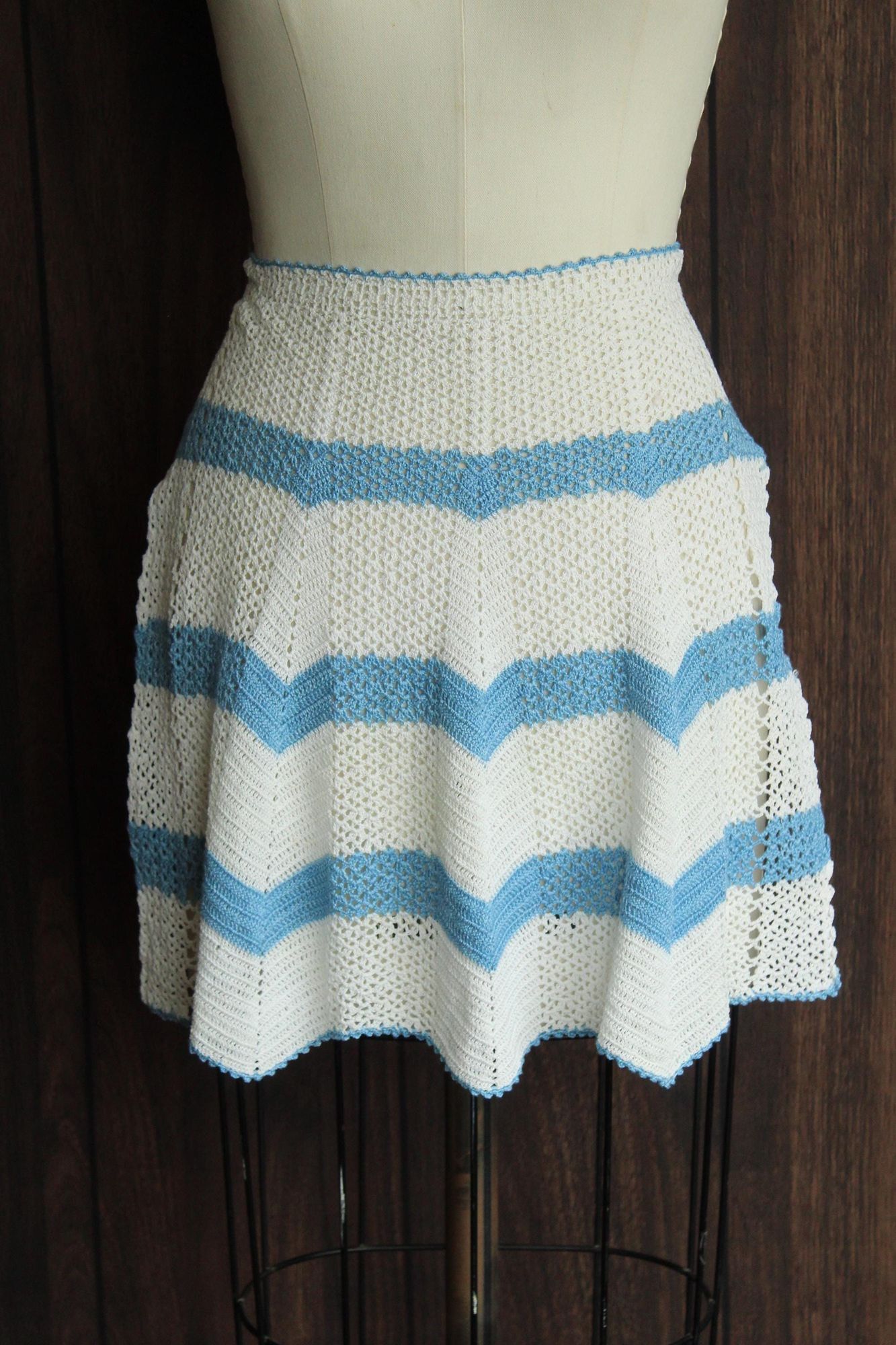 Vintage Vintage 1950s 1960s Half Apron, Crocheted in White and Blue, Size ONE SIZE - 3 Thumbnail