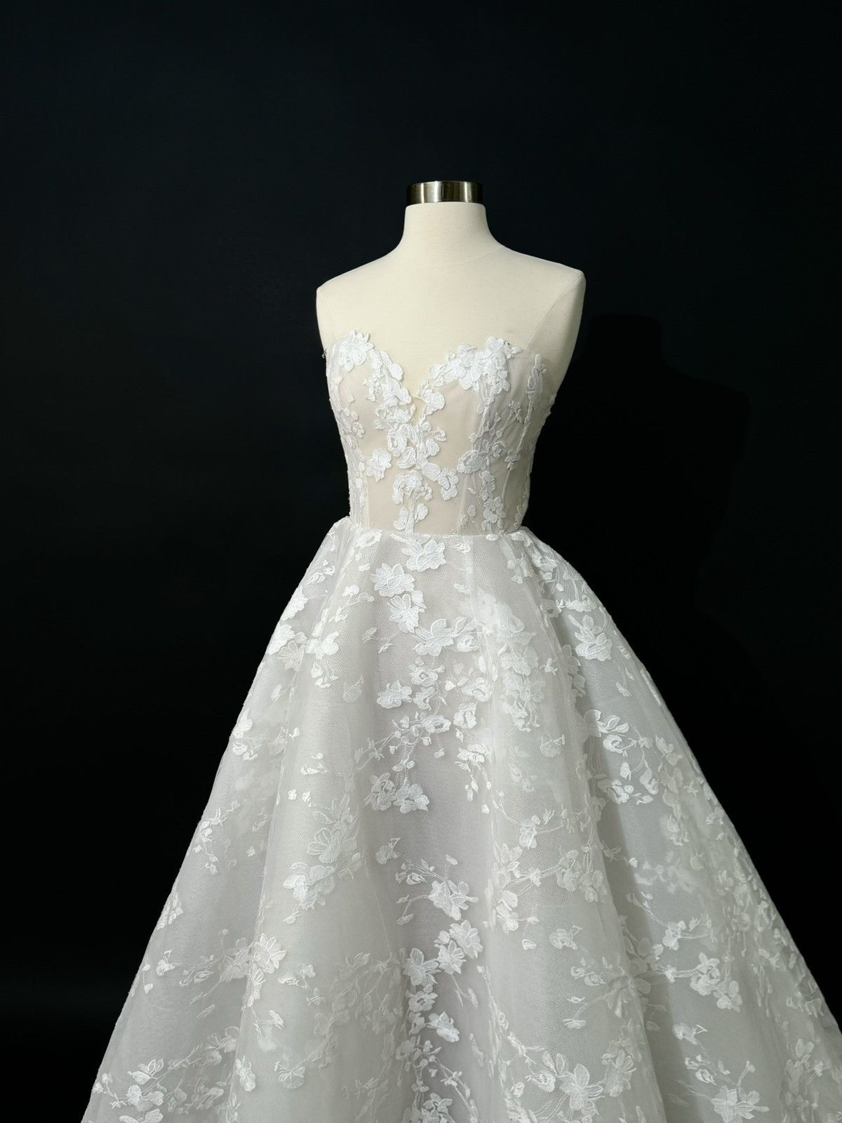 Other Preloved US 6 Anna Augusta Embroidery lace Bridal Gown Size M / US 6-8 / IT 42-44 - 2 Thumbnail