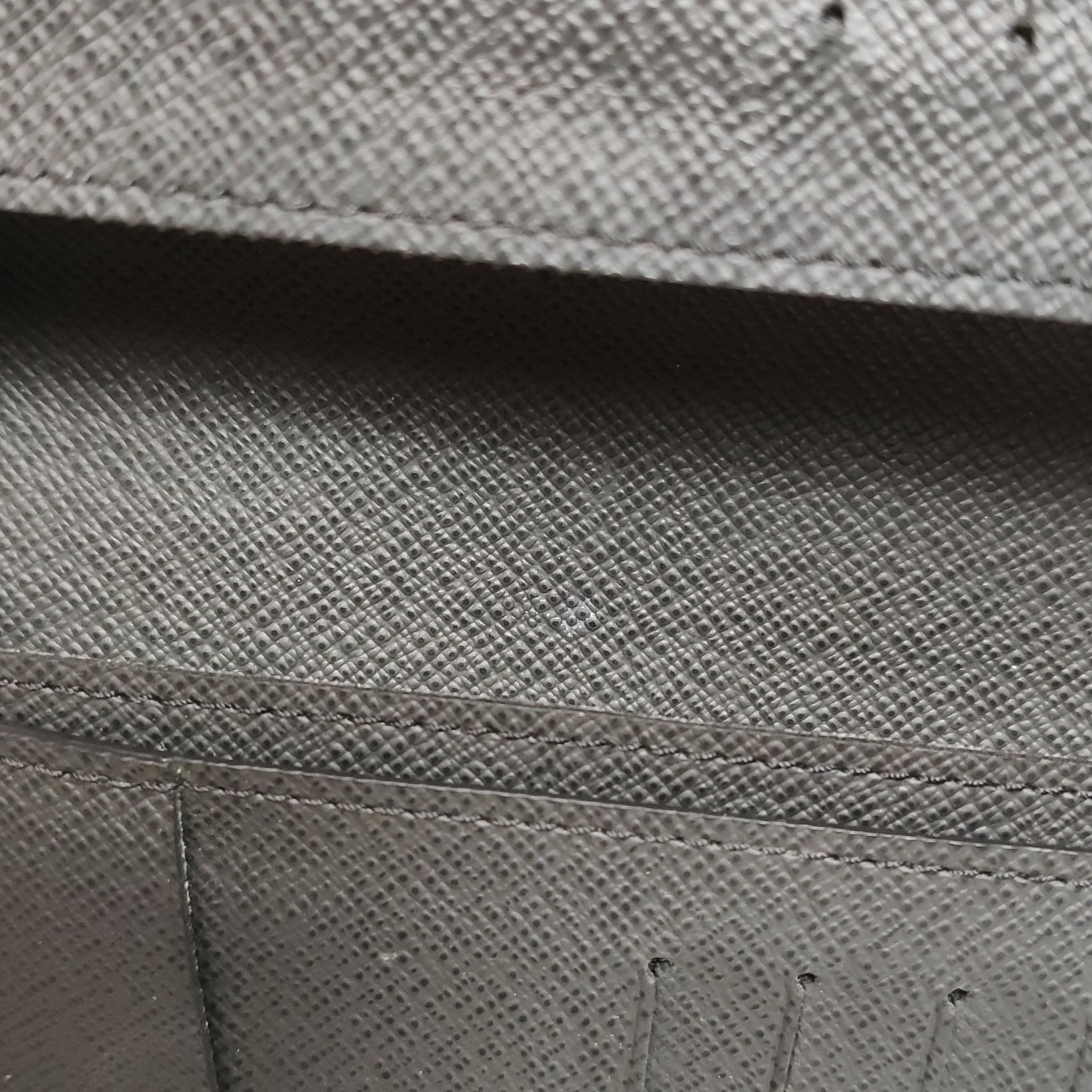 Louis Vuitton Louis Vuitton (LV) Brazza leather solid color folding card Size ONE SIZE - 1 Thumbnail