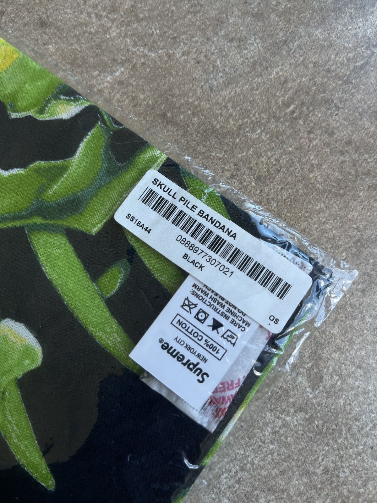 Supreme Skull Pile Bandana Green バンダナ SS18 Supreme Skull Pile Green Bandana Glow-In-The-Dark DSWT