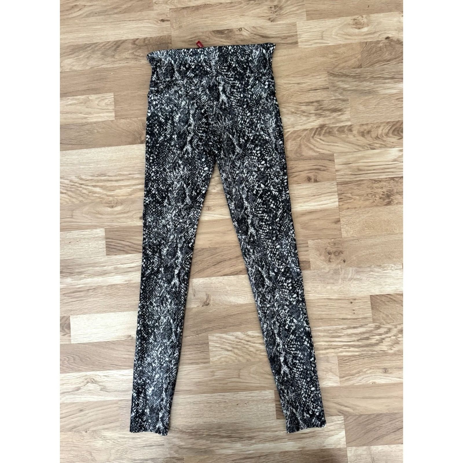 Spanx Spanx Faux Leather Snake Shine Leggings Small Petite Black Size 28" / US 6 / IT 42 - 3 Thumbnail