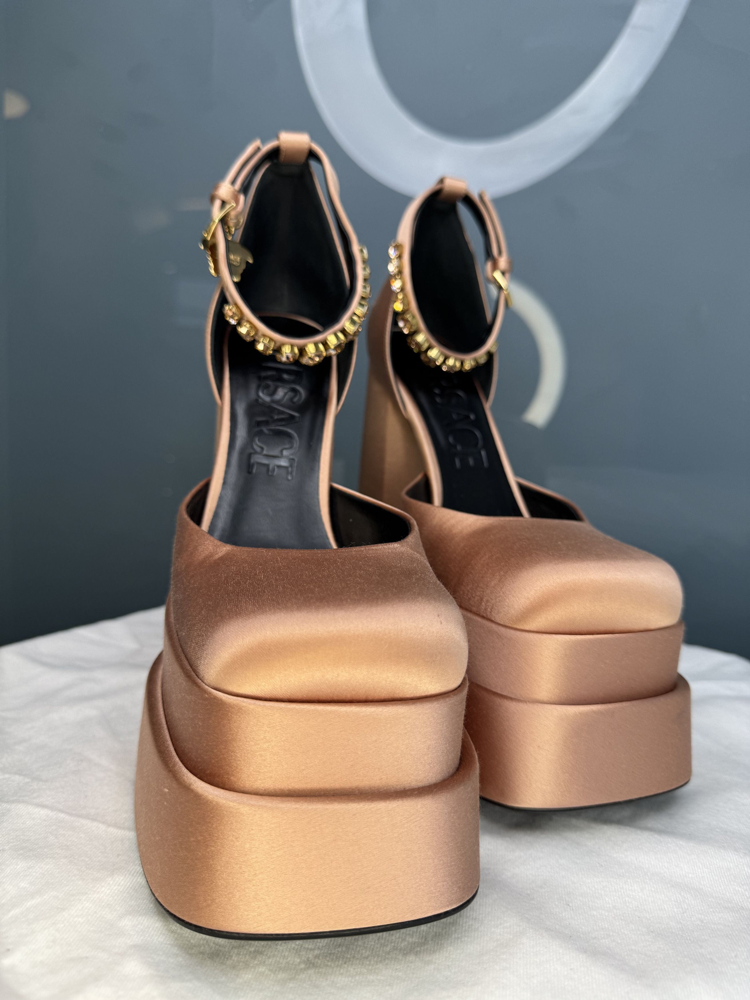 Versace Versace Pink Satin Medusa Platforms Size US 8.5 / IT 38.5 - 7 Thumbnail