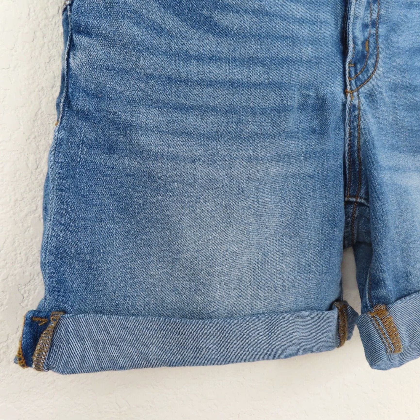 Juicy Couture Juicy Couture Women Bermuda Denim Shorts 2 Blue 5-Pocket Stretch Pockets Regular Waist 12.75" Inseam 4.75" Vintage No Size 26" / US 2 / IT 38 - 2 Thumbnail