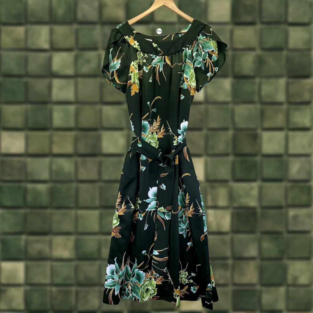 Hilo Hattie VINTAGE Womens Short Sleeve Satin Polyester Tropical Floral Dress Large Green Base Maxi 1970-80s Hilo Hattie Size 36" / US 14 / IT 50 - 1 Thumbnail