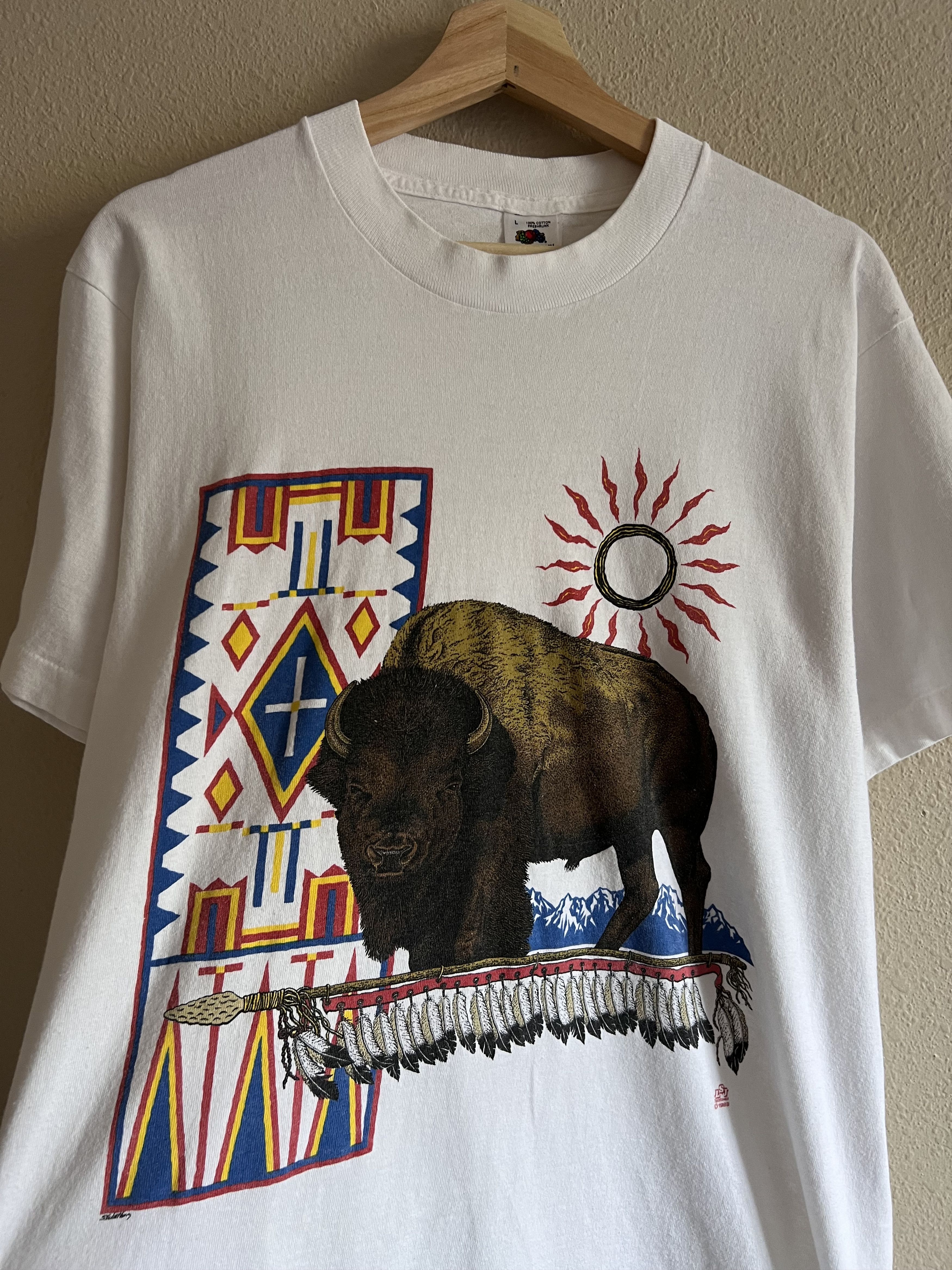 Fruit Of The Loom Vintage 80s Native American Buffalo Tee in White Size US L / EU 52-54 / 3 - 1 Thumbnail