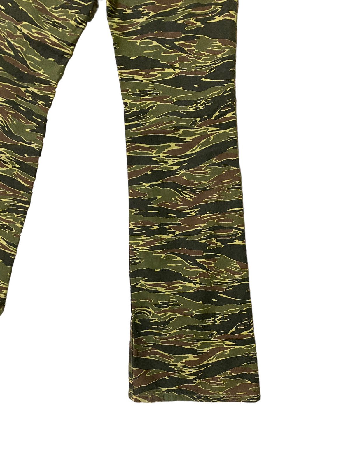 Japanese Brand × Vintage FLARED CAMOUFLAGE STYLE BELL BOTTOM BOOTCUT DENIM JEANS Size US 26 / EU 42 - 10 Thumbnail