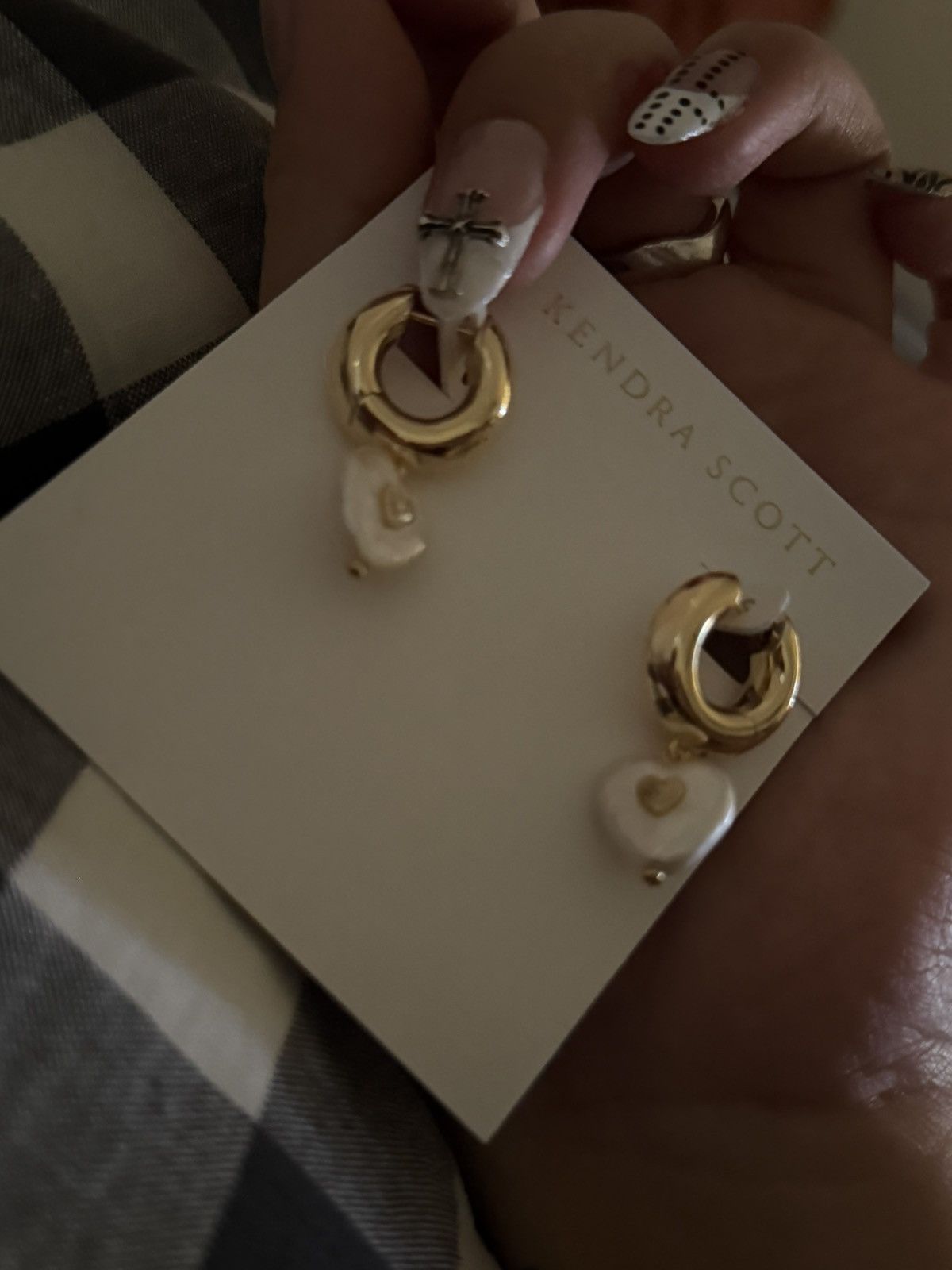 Kendra Scott Kendra Scott Sasha Heart in Gold Huggies w/Pearl Heart Charm Size ONE SIZE - 9 Thumbnail