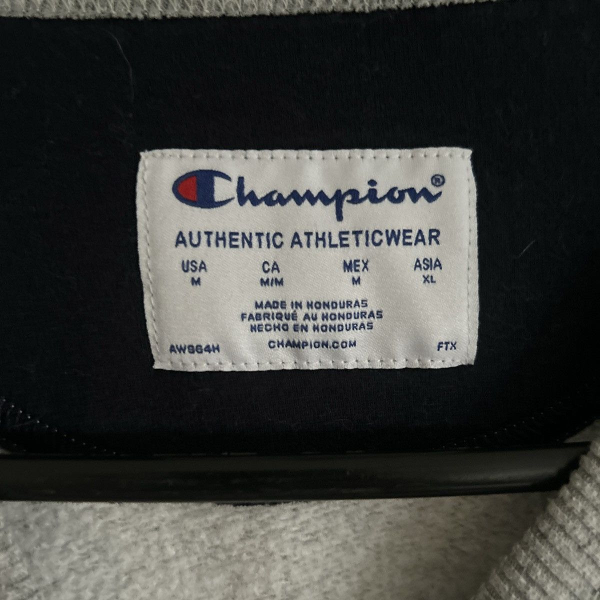 Champion Champion sweater gently used size m Size US M / EU 48-50 / 2 - 4 Thumbnail