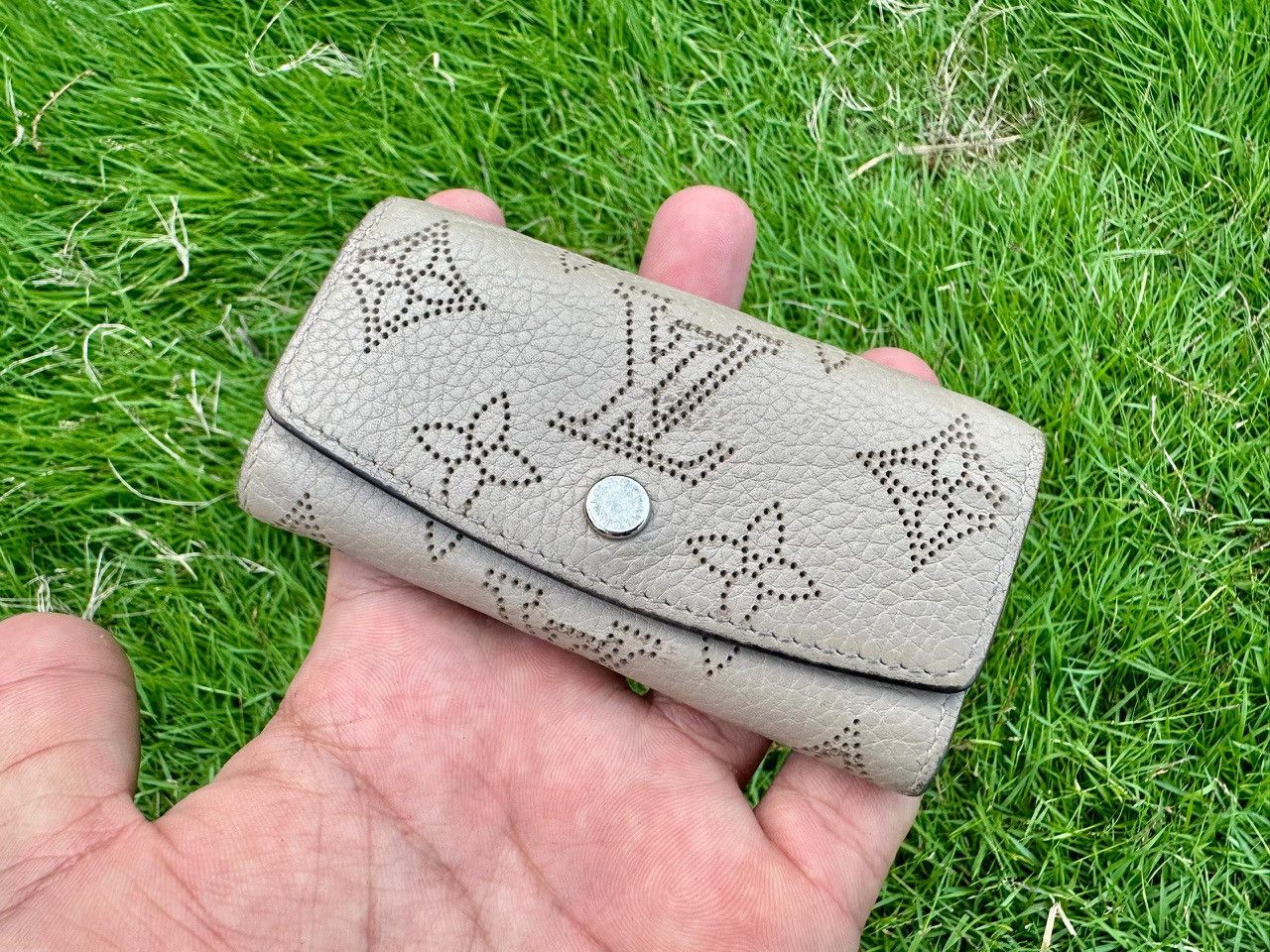 Louis Vuitton Authentic Louis Vuitton Mahina Leather 4 Key Holder Size ONE SIZE - 1 Thumbnail