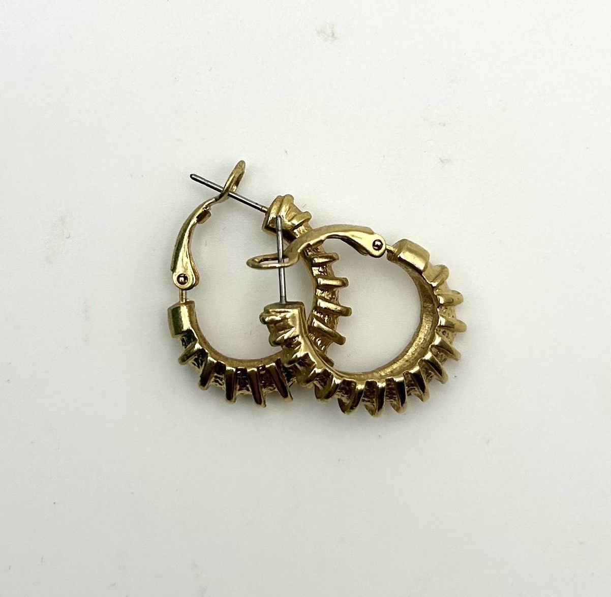 Other Vintage Textured Gold Ribbed 80s Street-Ready Hoop Earrings Size ONE SIZE - 1 Thumbnail