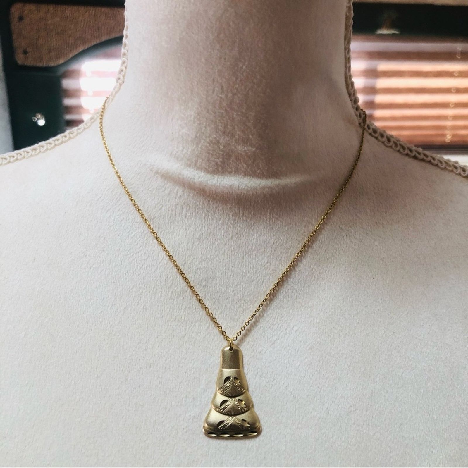 Vintage Vintage repurpose diamond cut gold pendant on chain necklace Size ONE SIZE - 7 Thumbnail