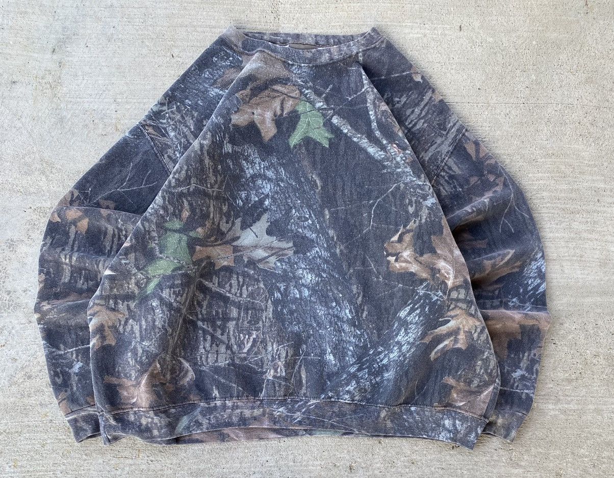 image of Akimbo Club x Carhartt Vintage 90’S Camouflage Realtree Heavyweight Boxy Sweatshirt in Green (Size 