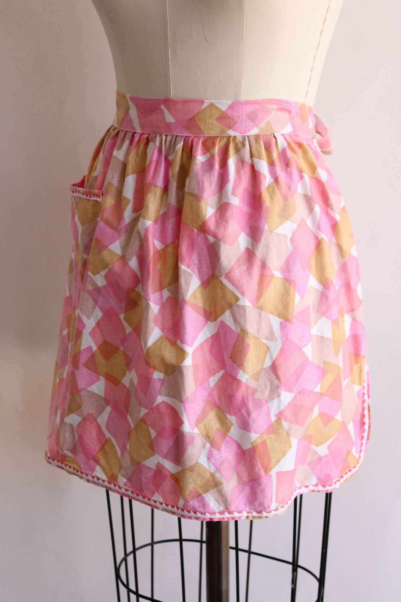 Vintage Vintage 1960s Apron With Pocket, Pink and Yellow Geometric P Size ONE SIZE - 8 Thumbnail
